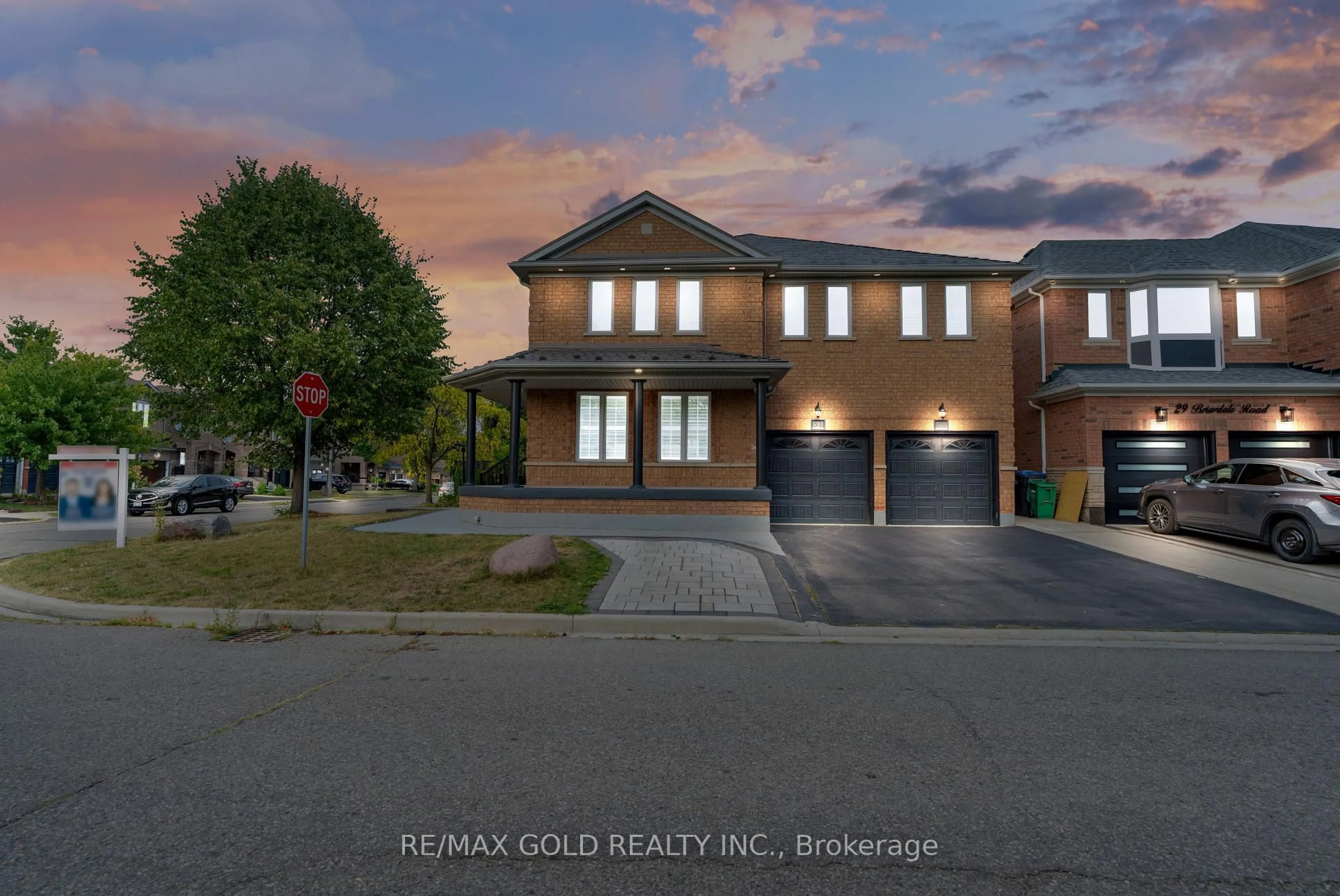 A pic from outside/outdoor area/front of a property/back of a property/a pic from drone, street for 52 LINDERWOOD Dr, Brampton Ontario L7A 1S4
