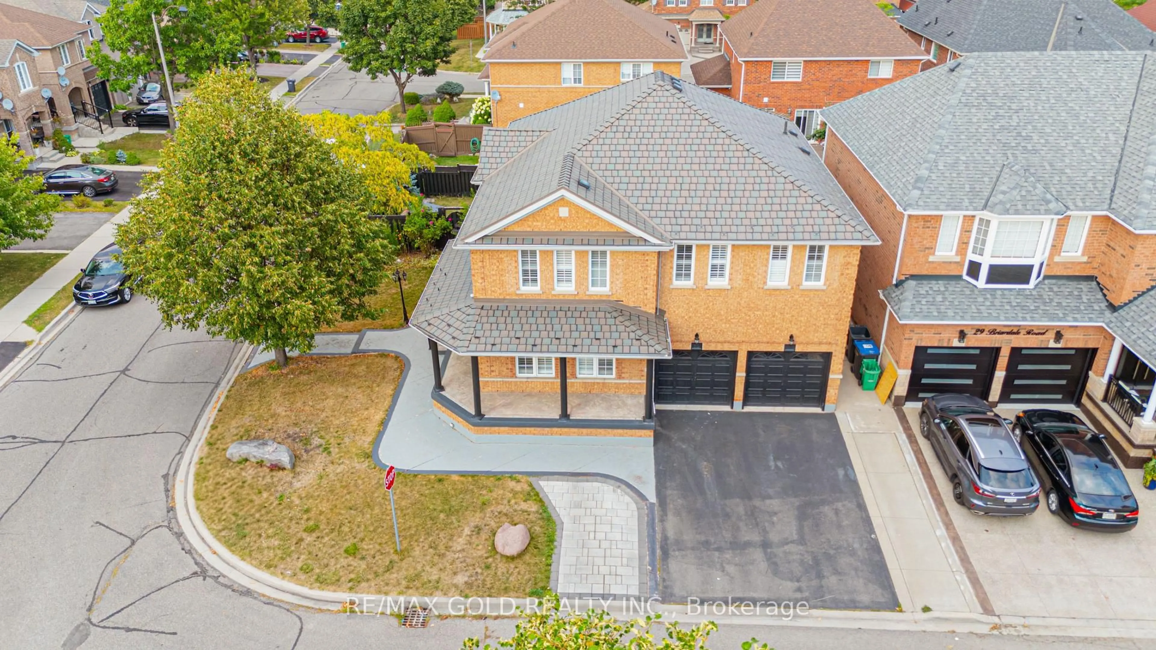 A pic from outside/outdoor area/front of a property/back of a property/a pic from drone, street for 52 LINDERWOOD Dr, Brampton Ontario L7A 1S4
