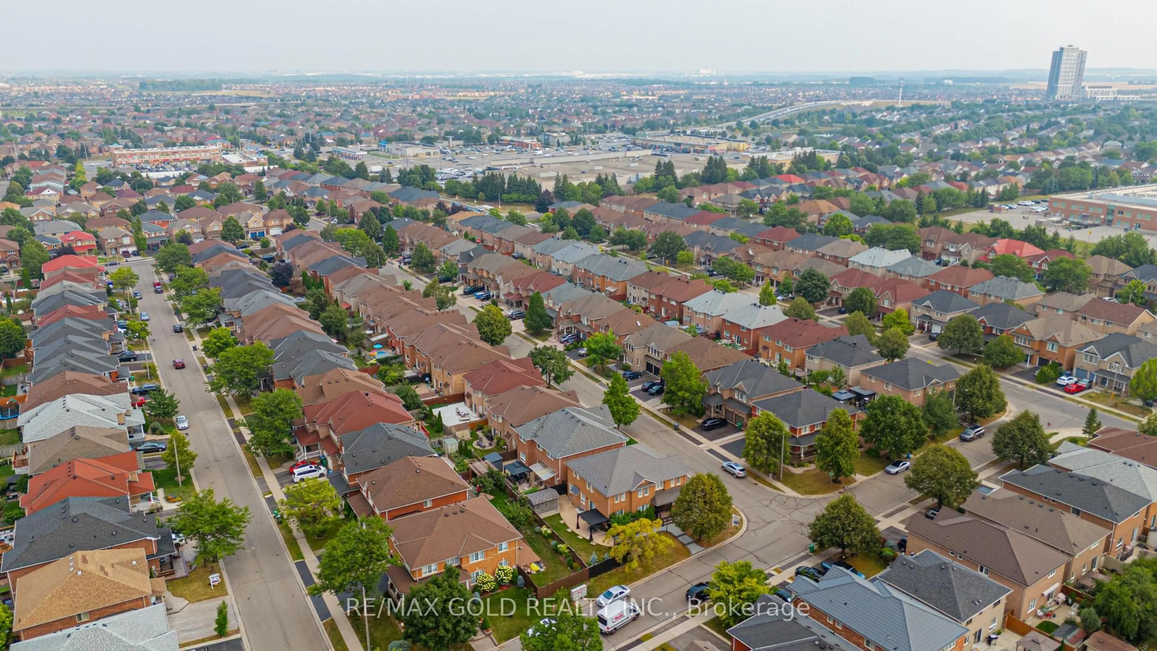 A pic from outside/outdoor area/front of a property/back of a property/a pic from drone, street for 52 LINDERWOOD Dr, Brampton Ontario L7A 1S4
