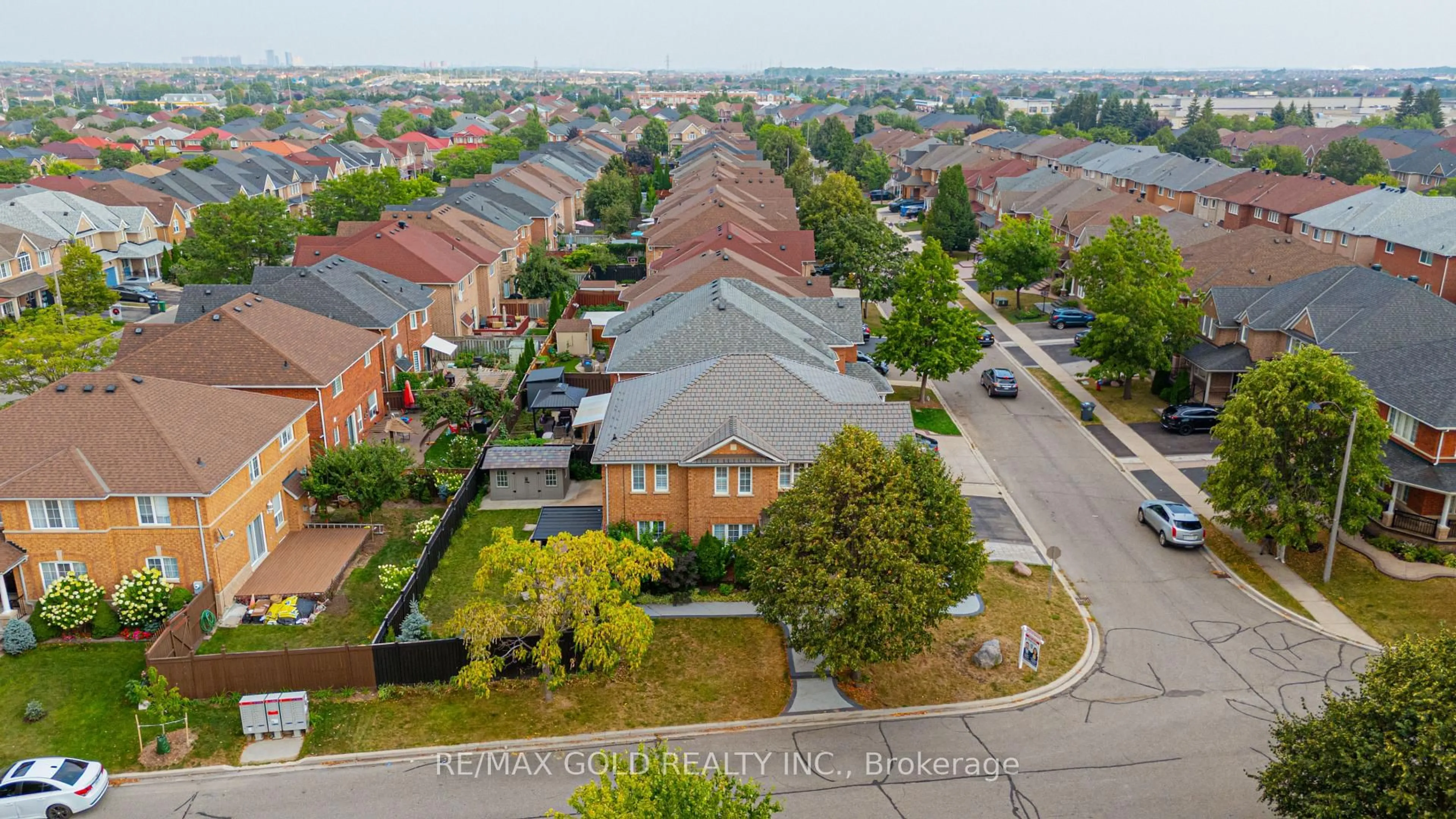 A pic from outside/outdoor area/front of a property/back of a property/a pic from drone, city buildings view from balcony for 52 LINDERWOOD Dr, Brampton Ontario L7A 1S4