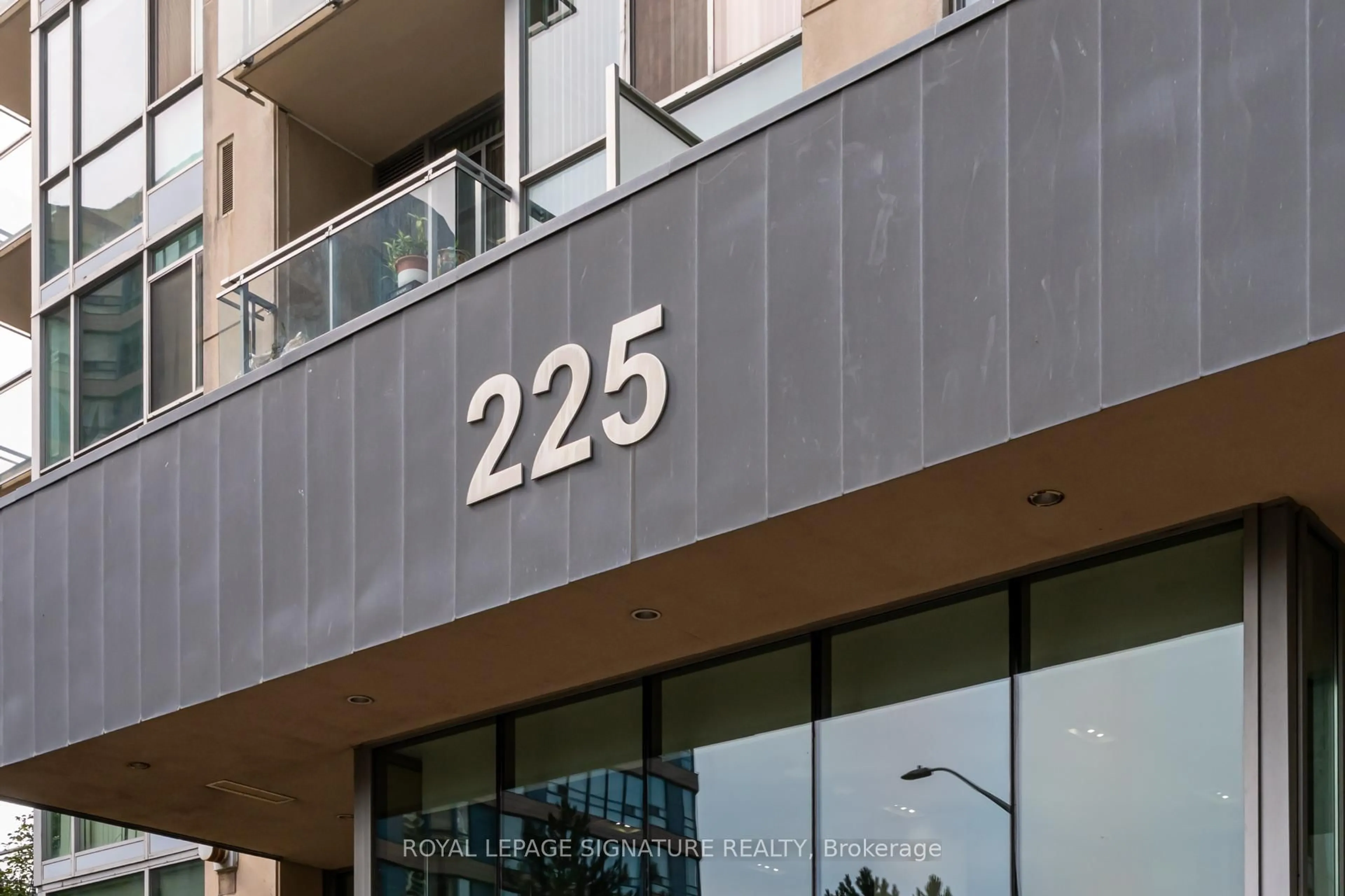 Indoor foyer for 225 Webb Dr #1808, Mississauga Ontario L5B 4P2