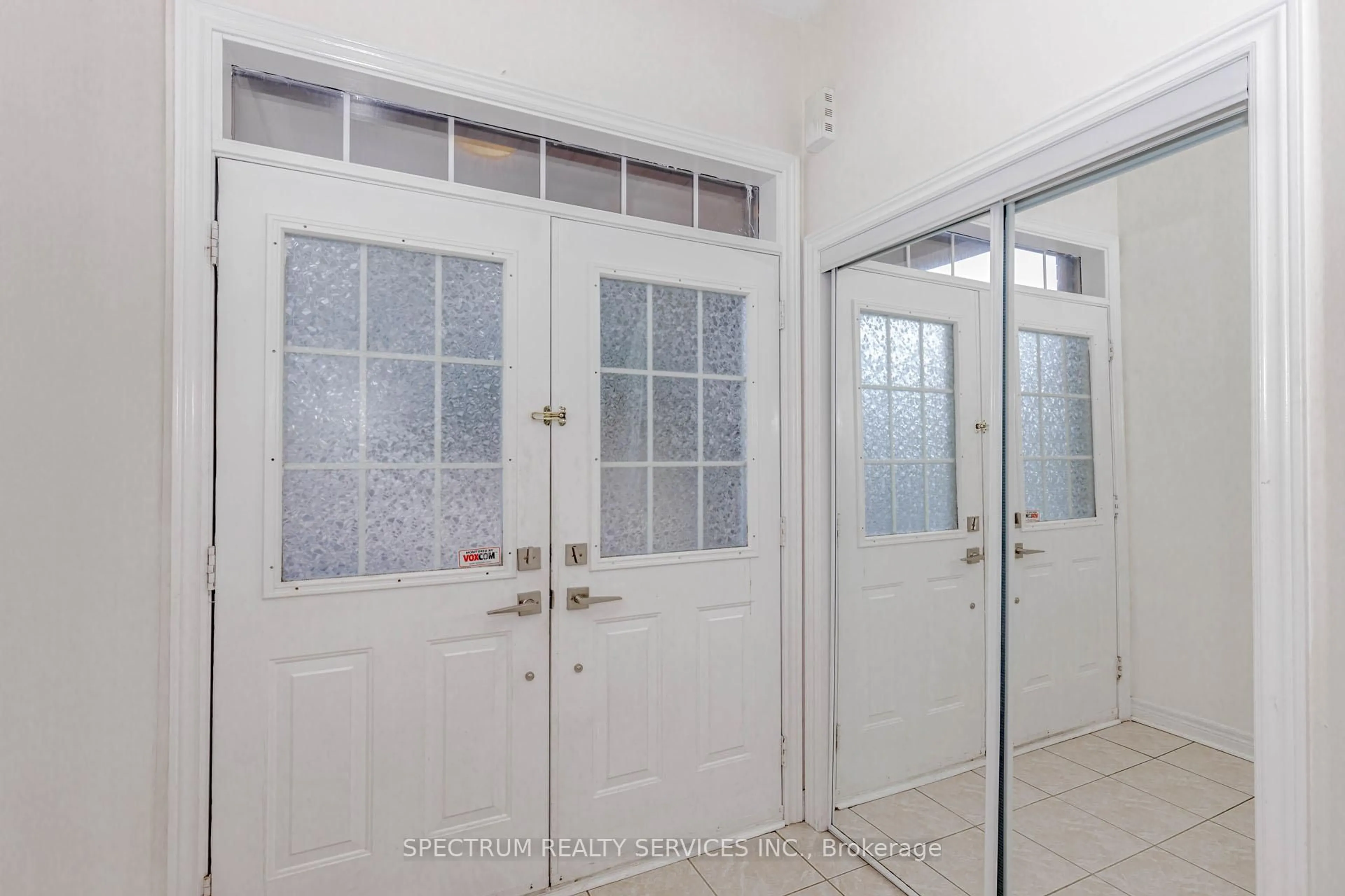 Indoor entryway for 22 Ungava Bay Rd, Brampton Ontario L6R 3M5