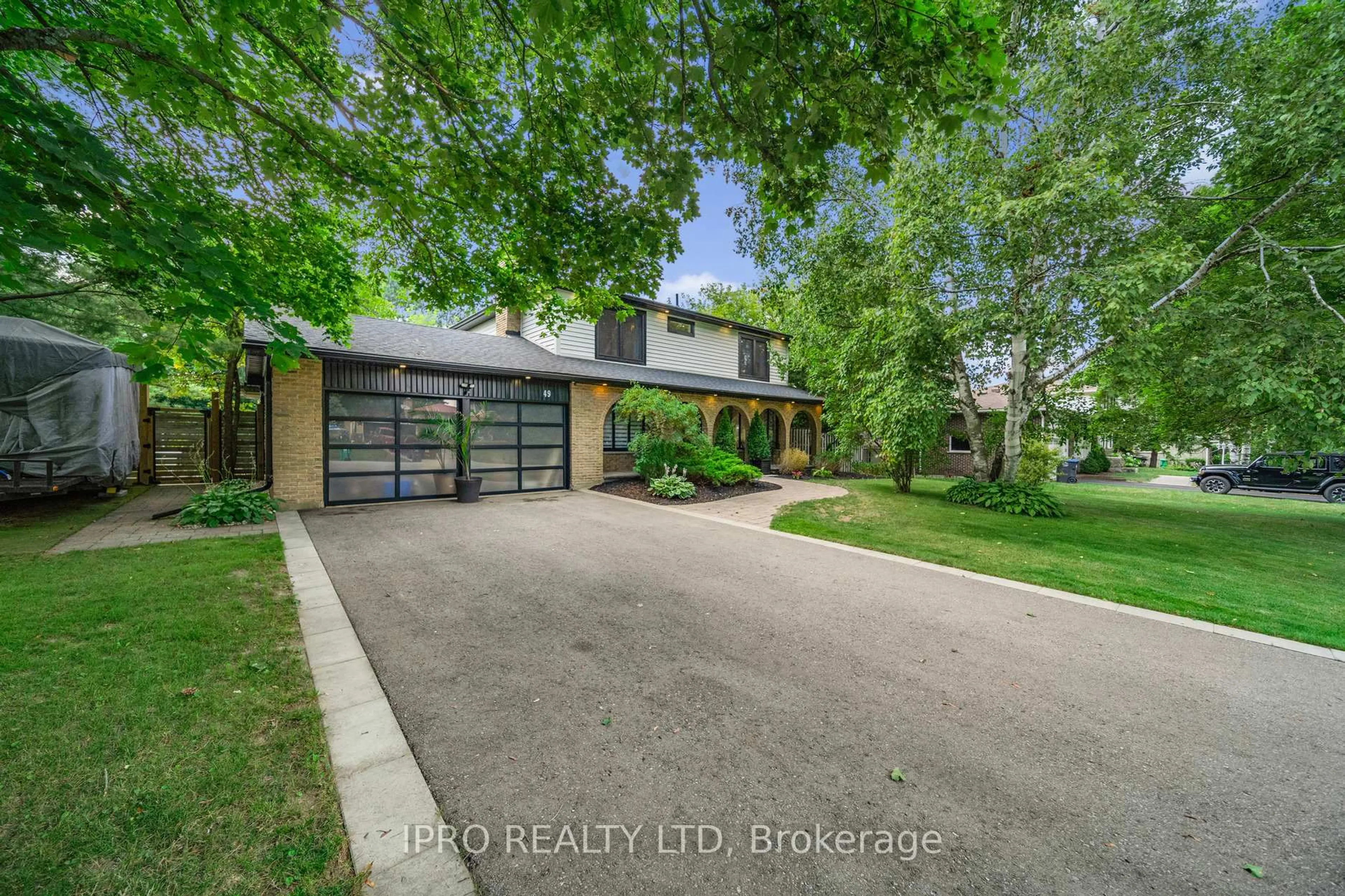 A pic from outside/outdoor area/front of a property/back of a property/a pic from drone, street for 49 Westview Ave, Caledon Ontario L0N 1P0
