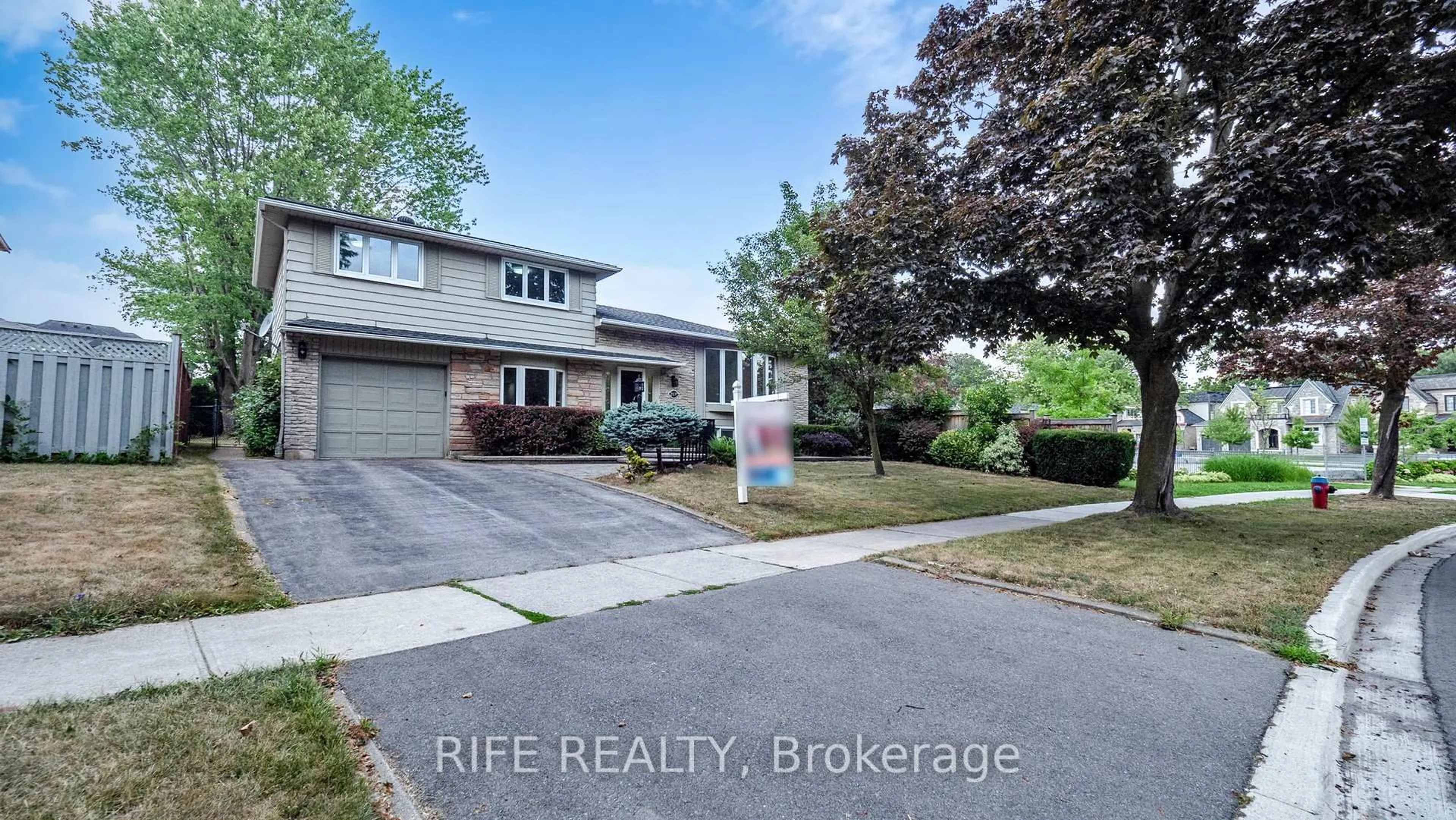 A pic from outside/outdoor area/front of a property/back of a property/a pic from drone, street for 2137 Hixon St, Oakville Ontario L6L 1T3