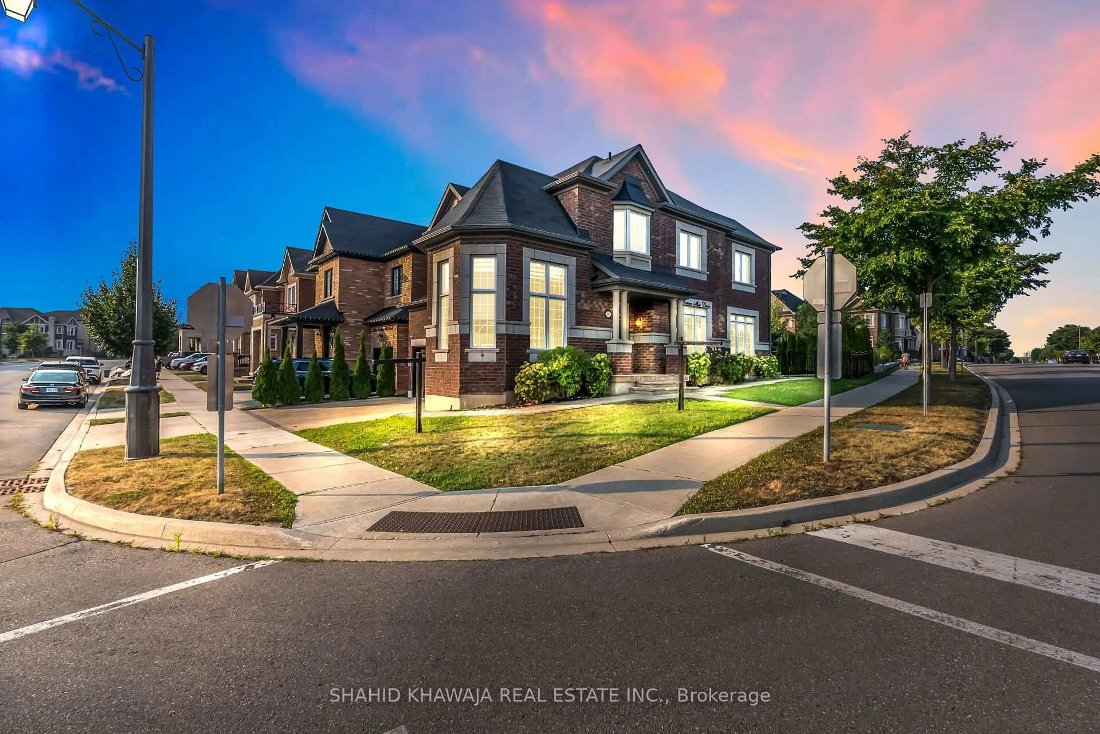 A pic from outside/outdoor area/front of a property/back of a property/a pic from drone, street for 325 Sixteen Mile Dr, Oakville Ontario L6M 0Z4
