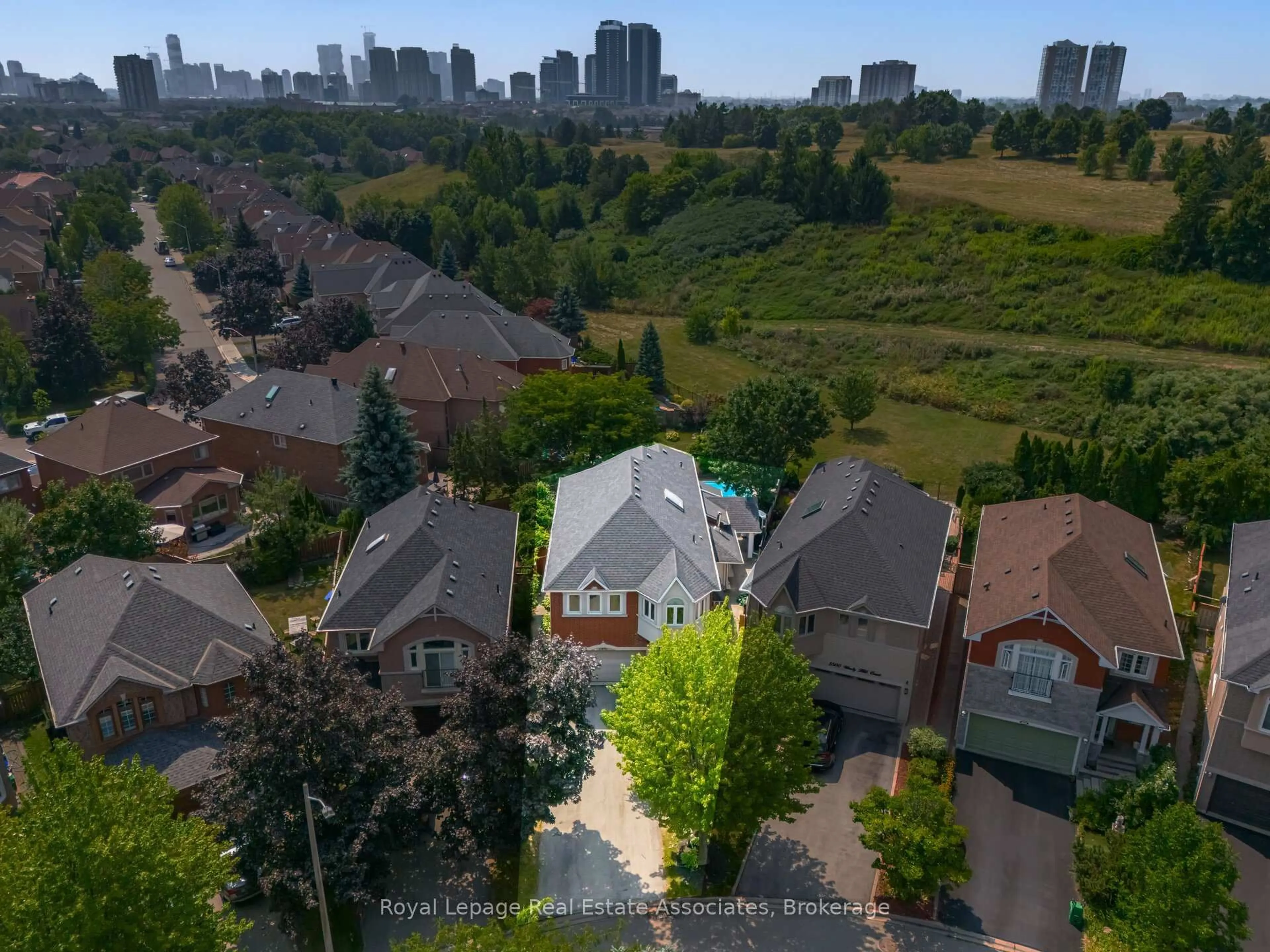 A pic from outside/outdoor area/front of a property/back of a property/a pic from drone, city buildings view from balcony for 5496 Windy Hill Crt, Mississauga Ontario L4Z 3W4