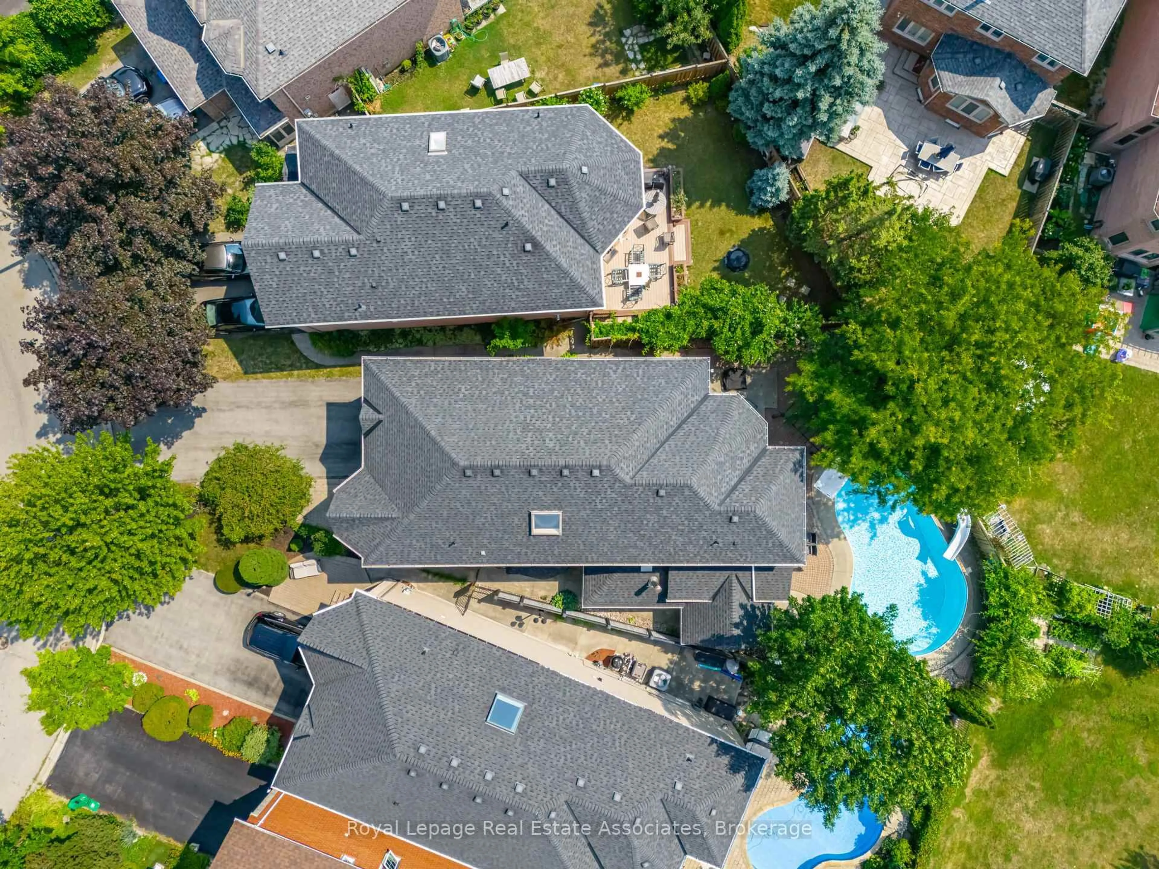 A pic from outside/outdoor area/front of a property/back of a property/a pic from drone, street for 5496 Windy Hill Crt, Mississauga Ontario L4Z 3W4