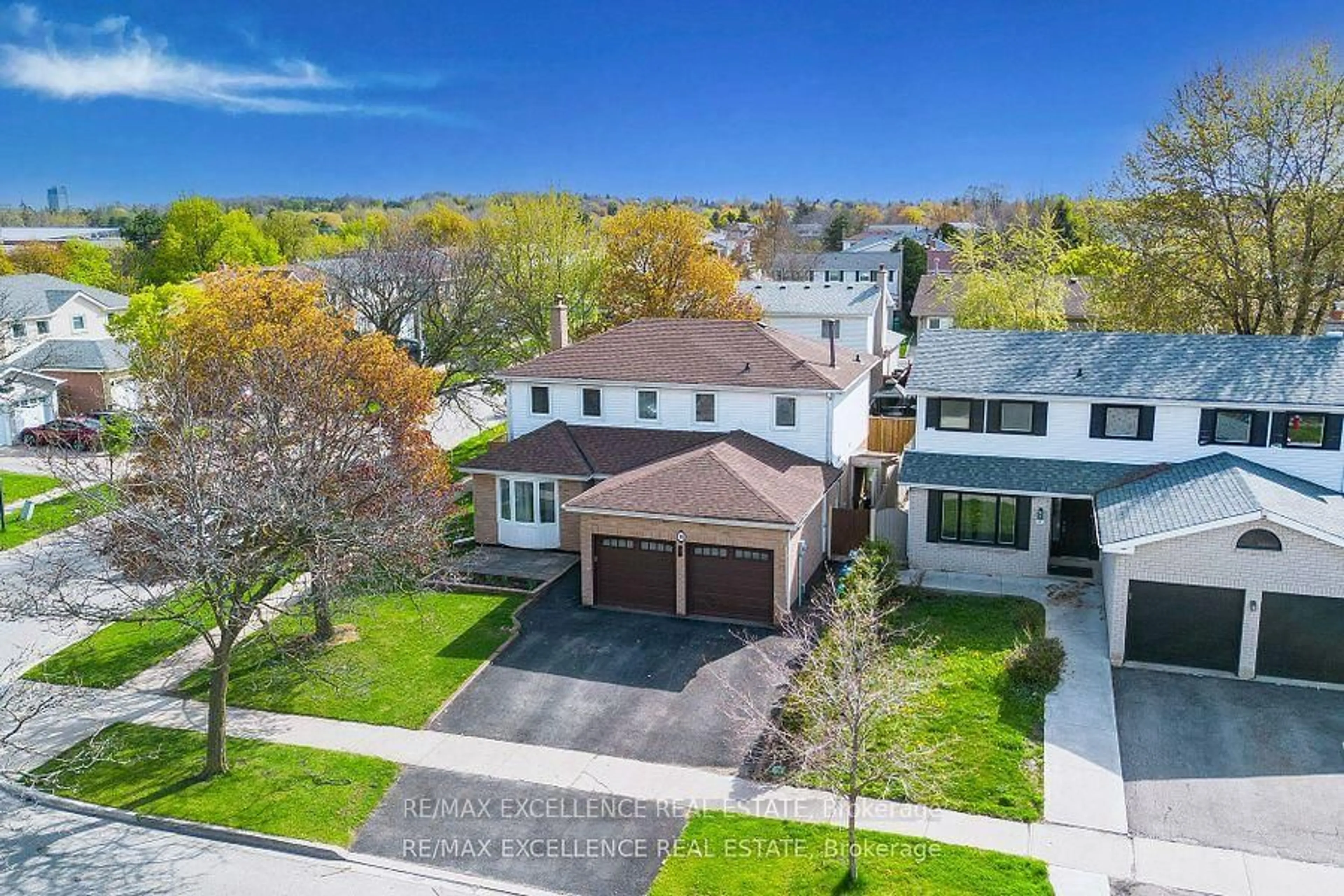 A pic from outside/outdoor area/front of a property/back of a property/a pic from drone, street for 19 Mikado Cres, Brampton Ontario L6S 3R3