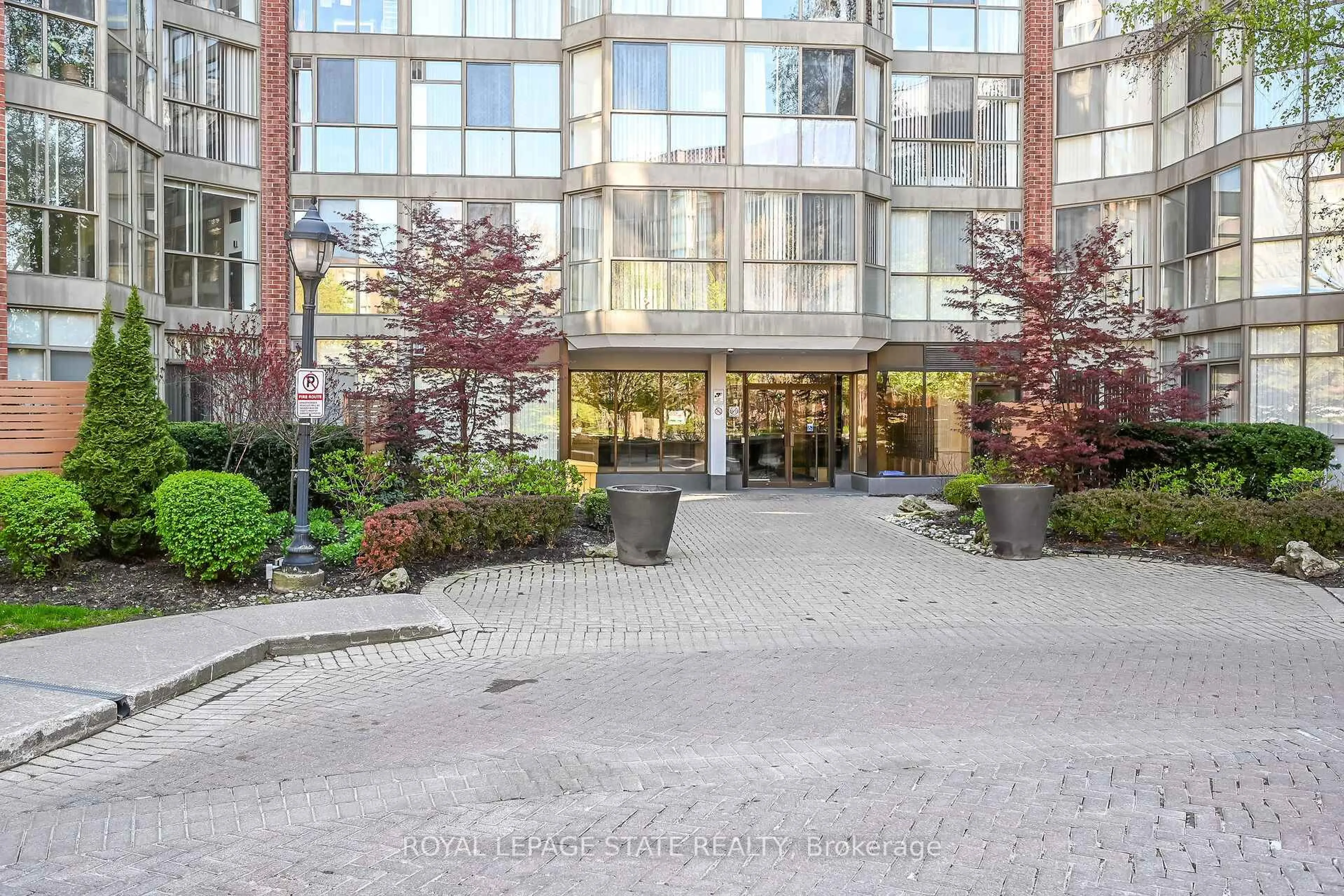 Indoor foyer for 22 Southport St #224, Toronto Ontario M6S 4Y9