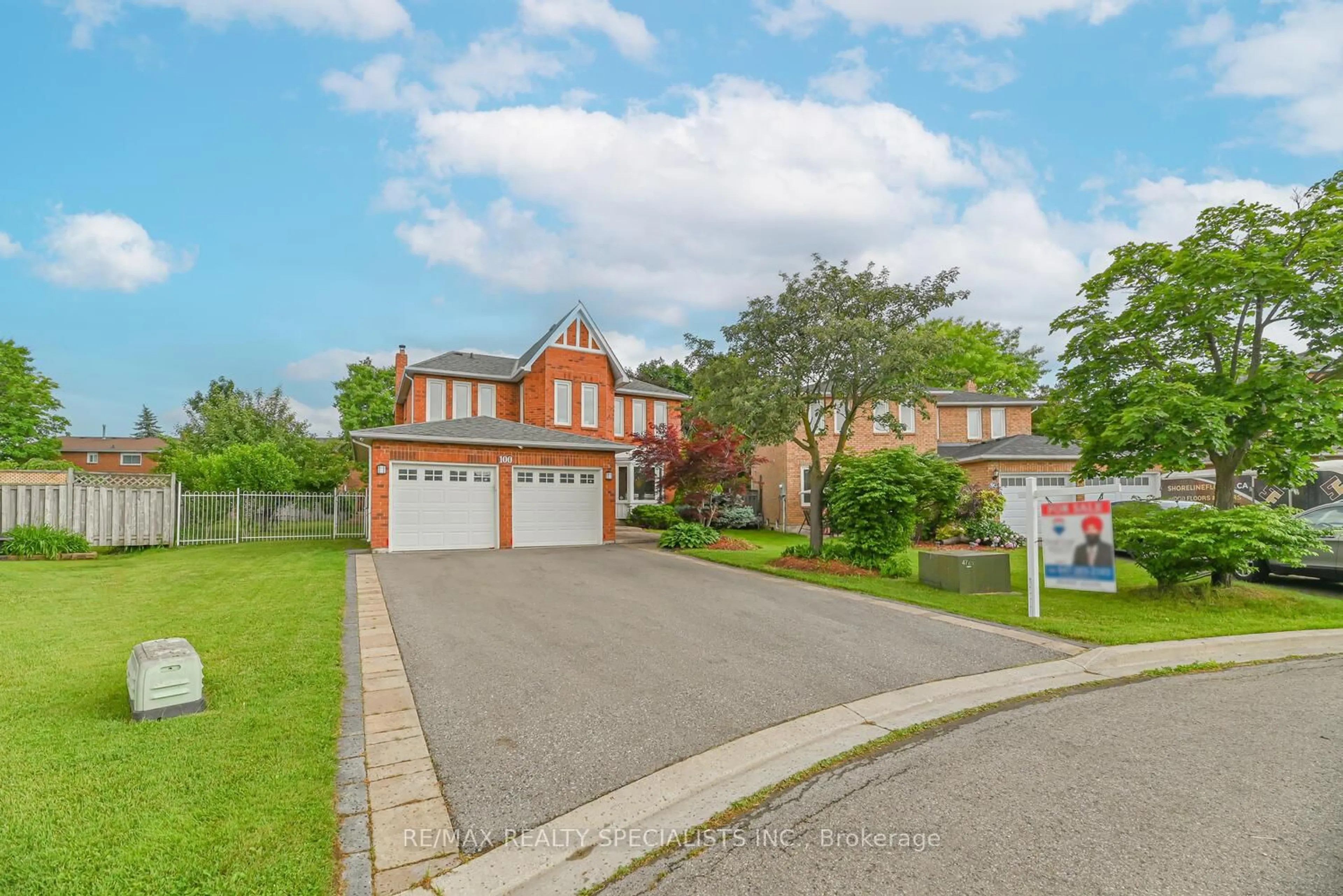 A pic from outside/outdoor area/front of a property/back of a property/a pic from drone, street for 100 Kimbark Dr, Brampton Ontario L6X 3C6