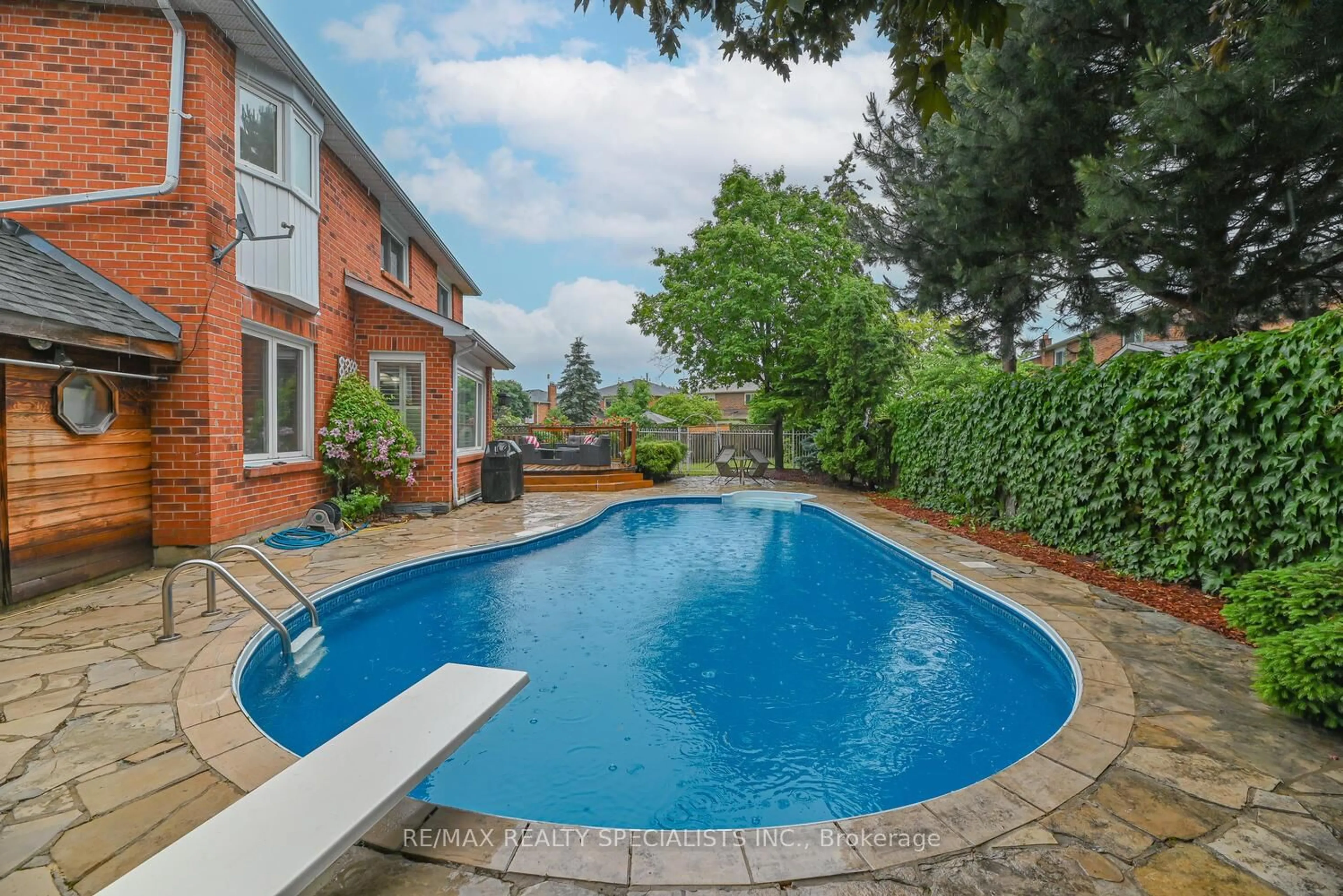 Pool for 100 Kimbark Dr, Brampton Ontario L6X 3C6