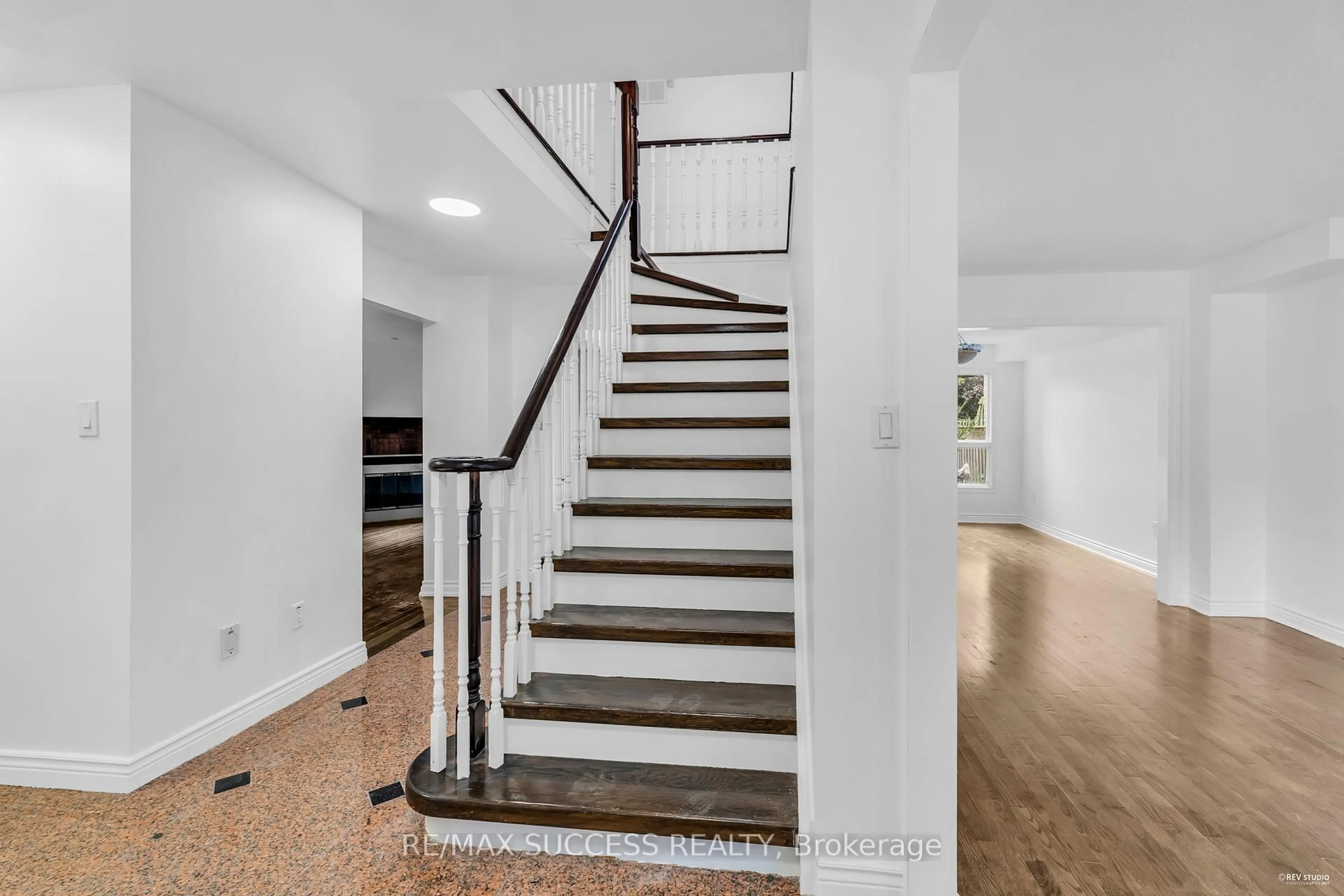 Stairs for 3224 Turnstone Cres, Mississauga Ontario L5L 5L4