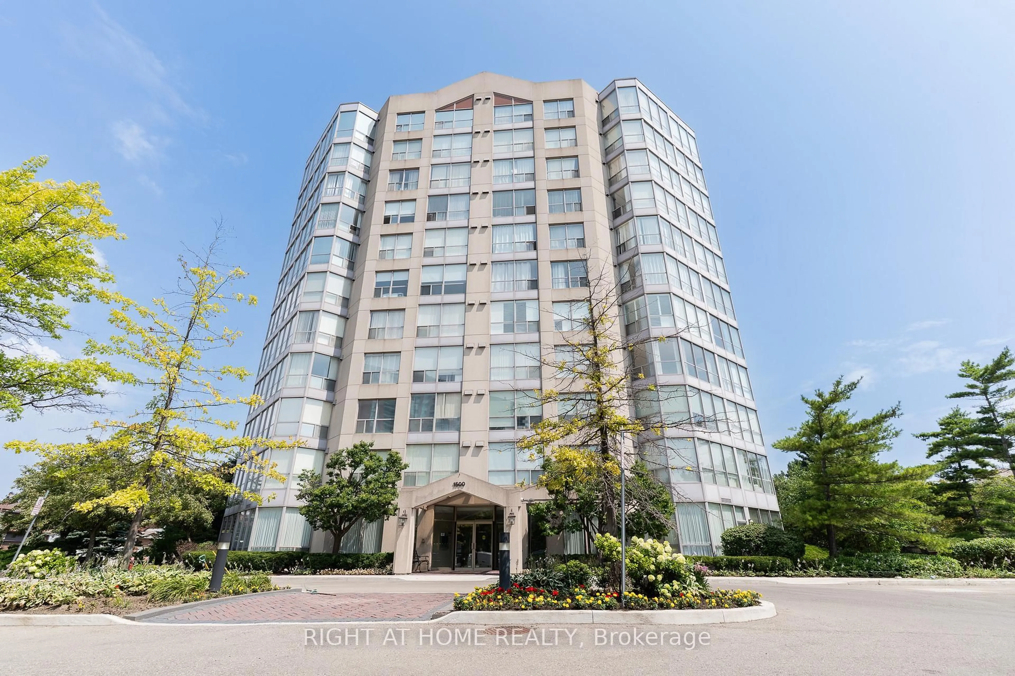 Indoor foyer for 1500 Grazia Crt #Ph 8, Mississauga Ontario L4W 4Z9