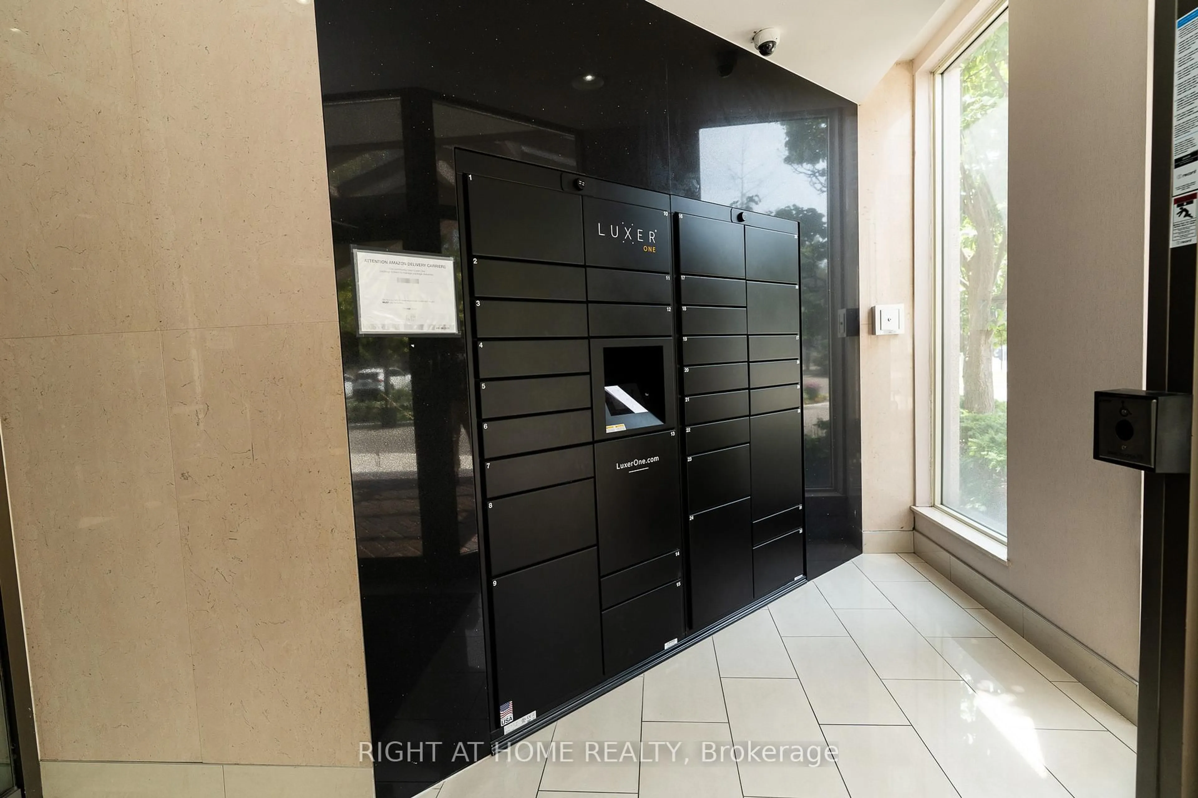 Indoor foyer for 1500 Grazia Crt #Ph 8, Mississauga Ontario L4W 4Z9