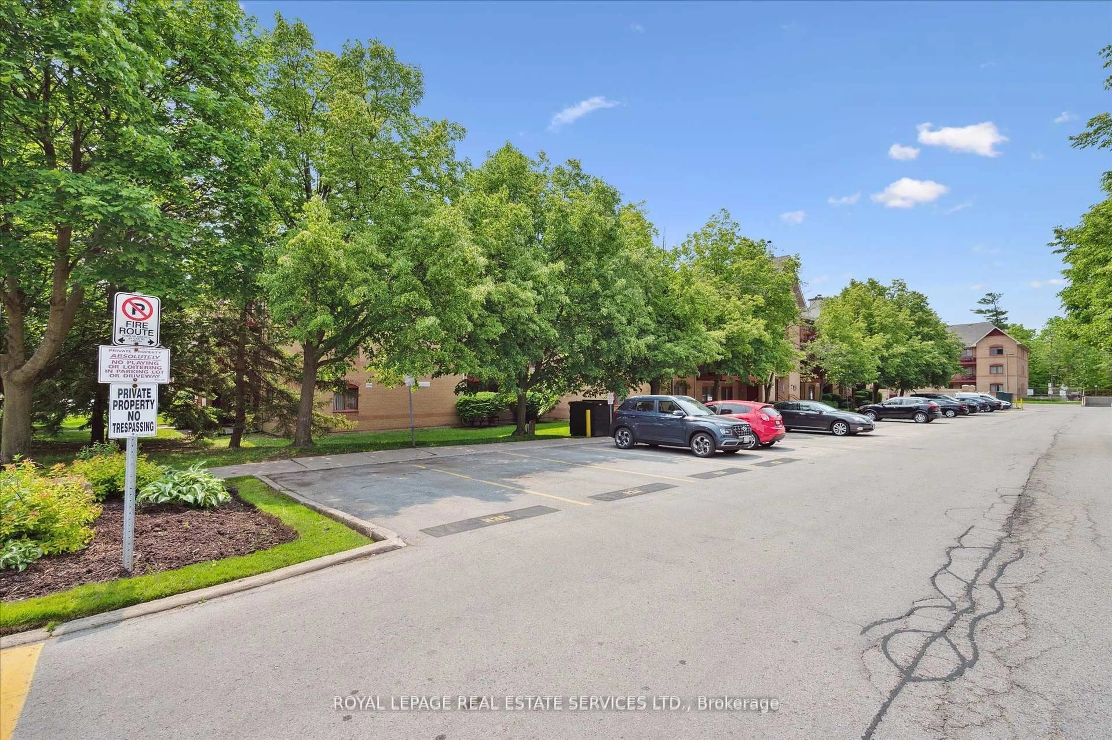 A pic from outside/outdoor area/front of a property/back of a property/a pic from drone, street for 1514 Pilgrims Way #532, Oakville Ontario L6M 3H1