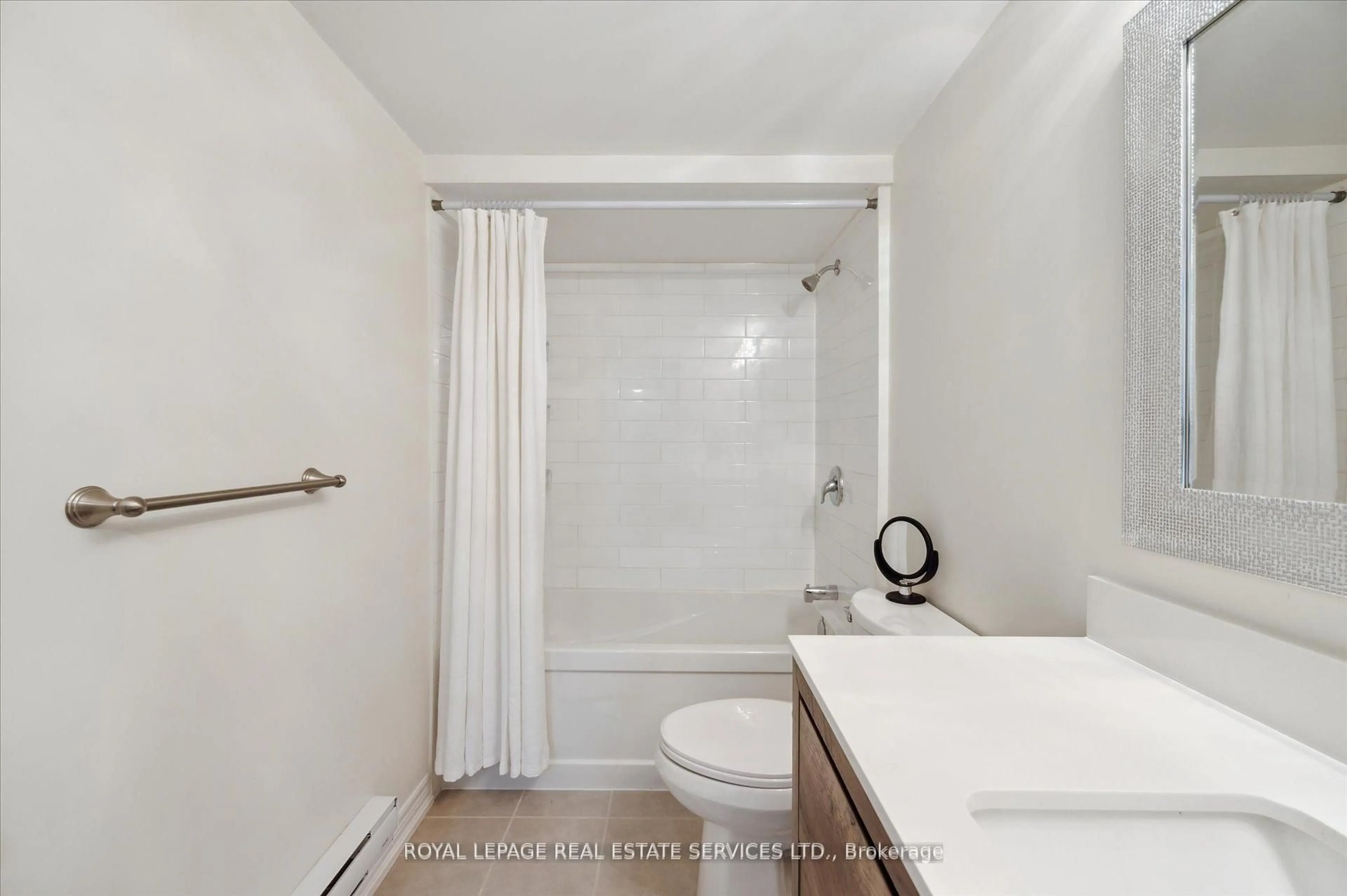 Standard bathroom, unknown for 1514 Pilgrims Way #532, Oakville Ontario L6M 3H1