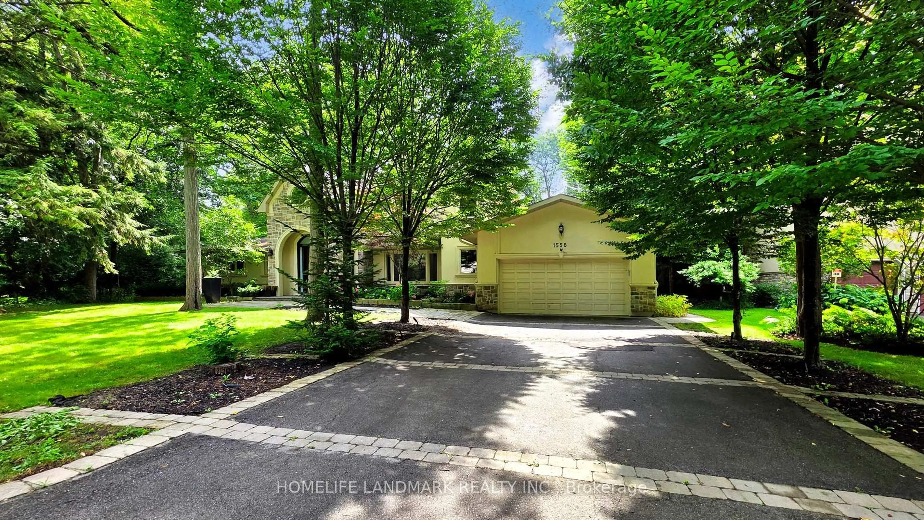 A pic from outside/outdoor area/front of a property/back of a property/a pic from drone, street for 1558 Spring Rd, Mississauga Ontario L5J 1N3
