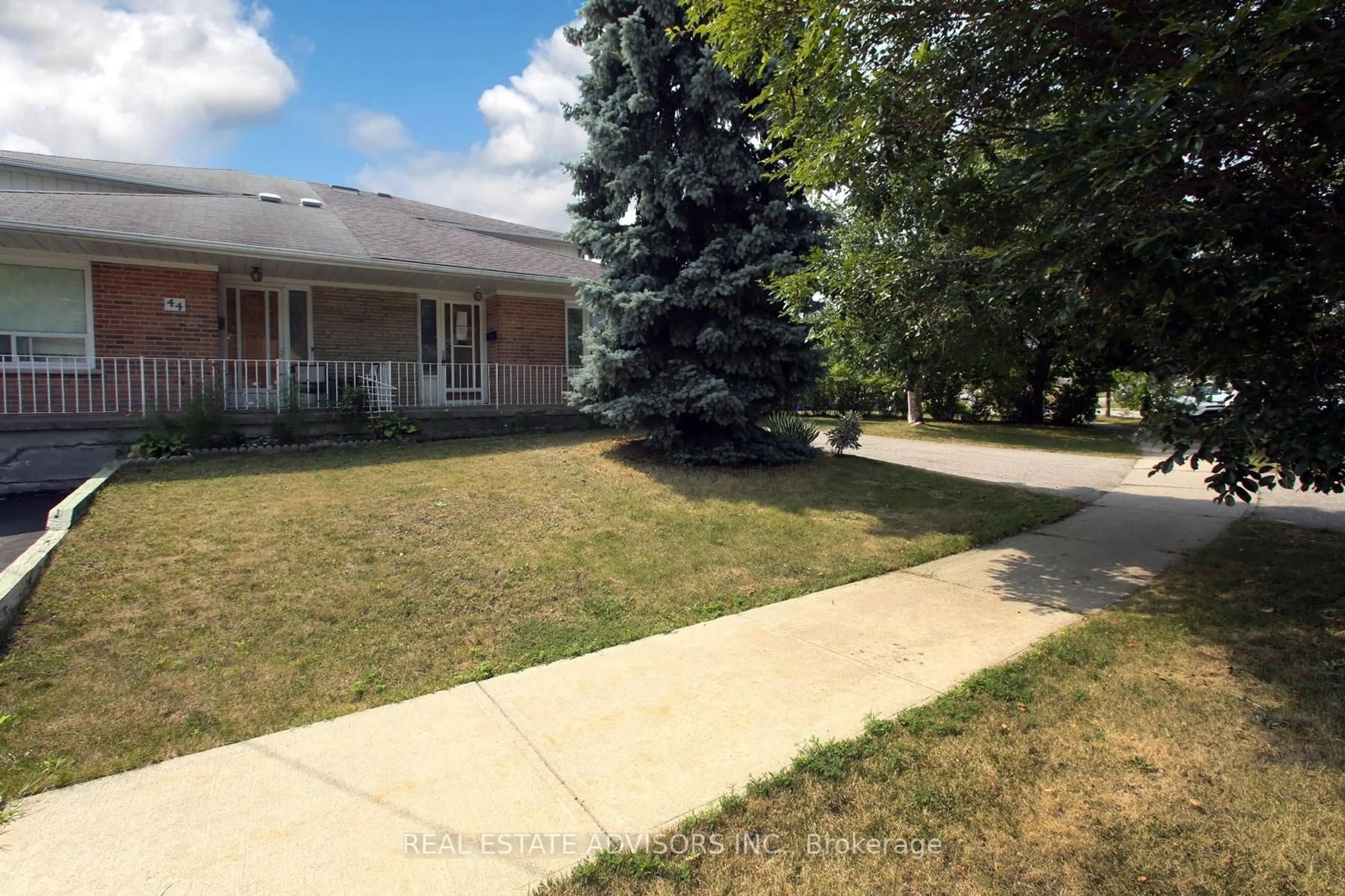A pic from outside/outdoor area/front of a property/back of a property/a pic from drone, street for 46 Laskay Cres, Toronto Ontario M3N 1P3