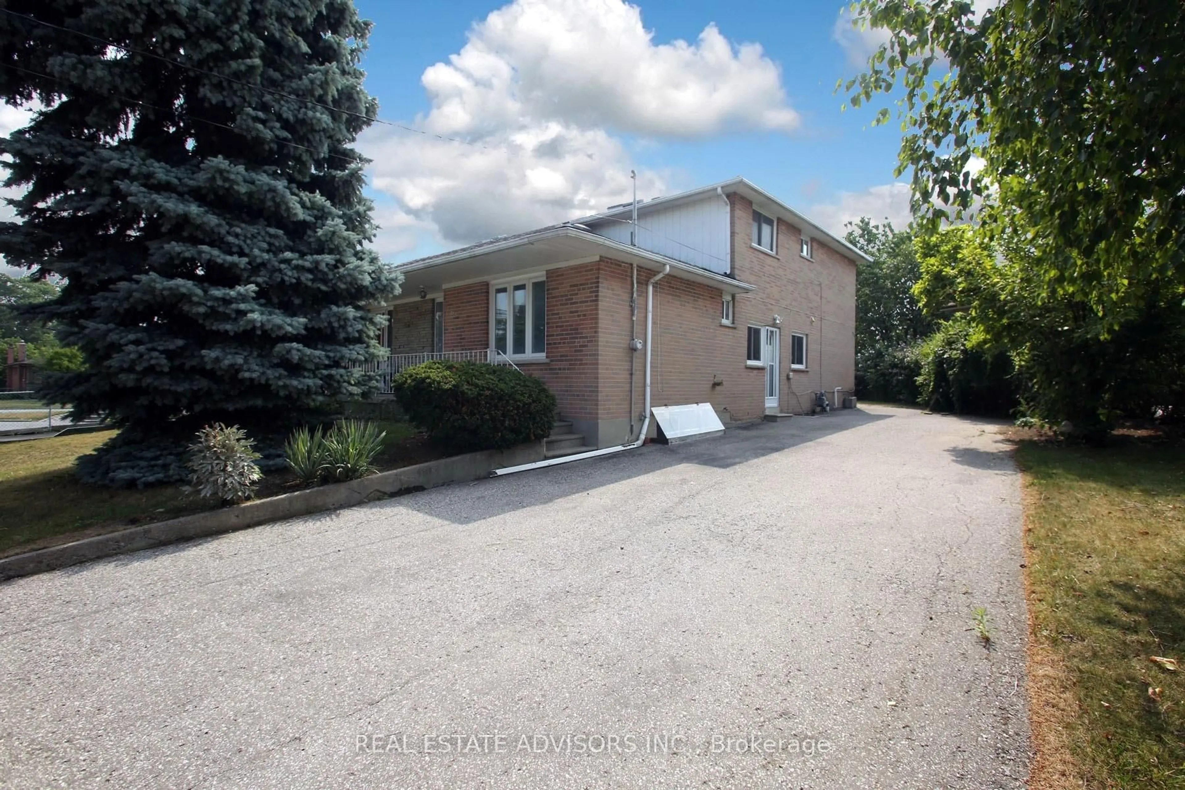 A pic from outside/outdoor area/front of a property/back of a property/a pic from drone, street for 46 Laskay Cres, Toronto Ontario M3N 1P3