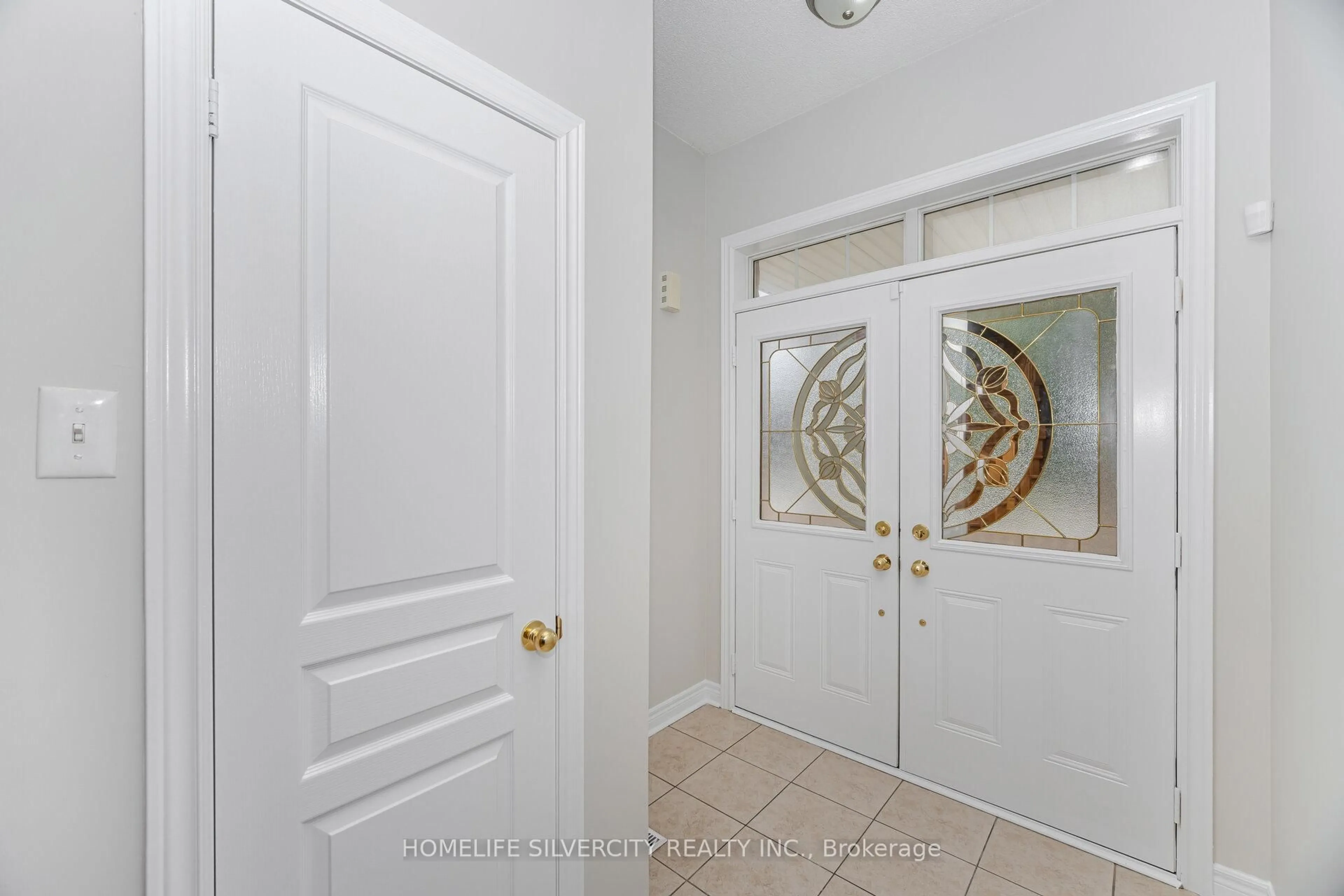 Indoor entryway for 105 Aylesbury Dr, Brampton Ontario L7A 0W6