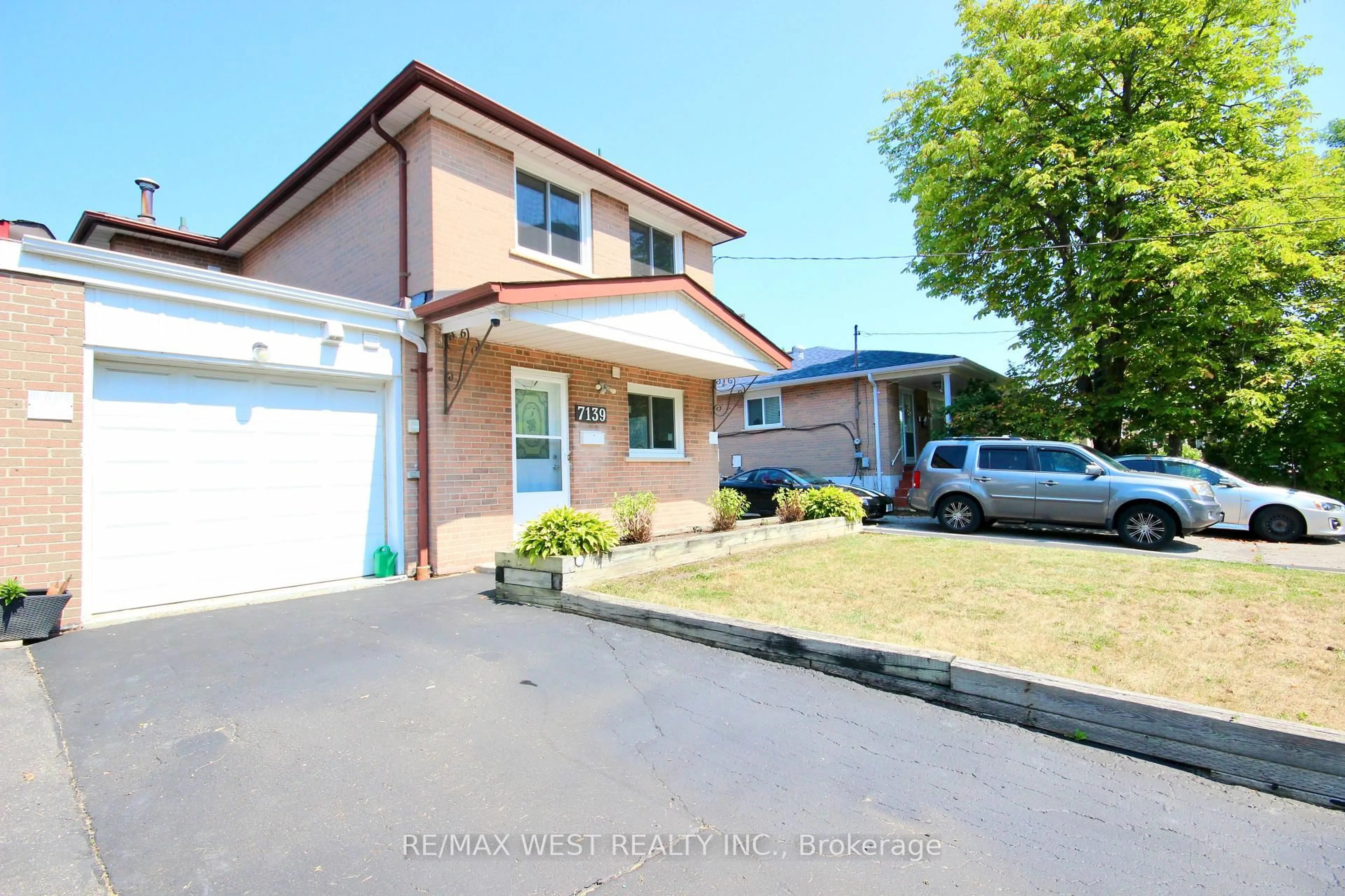 A pic from outside/outdoor area/front of a property/back of a property/a pic from drone, street for 7139 Darcel Ave, Mississauga Ontario L4T 2X1