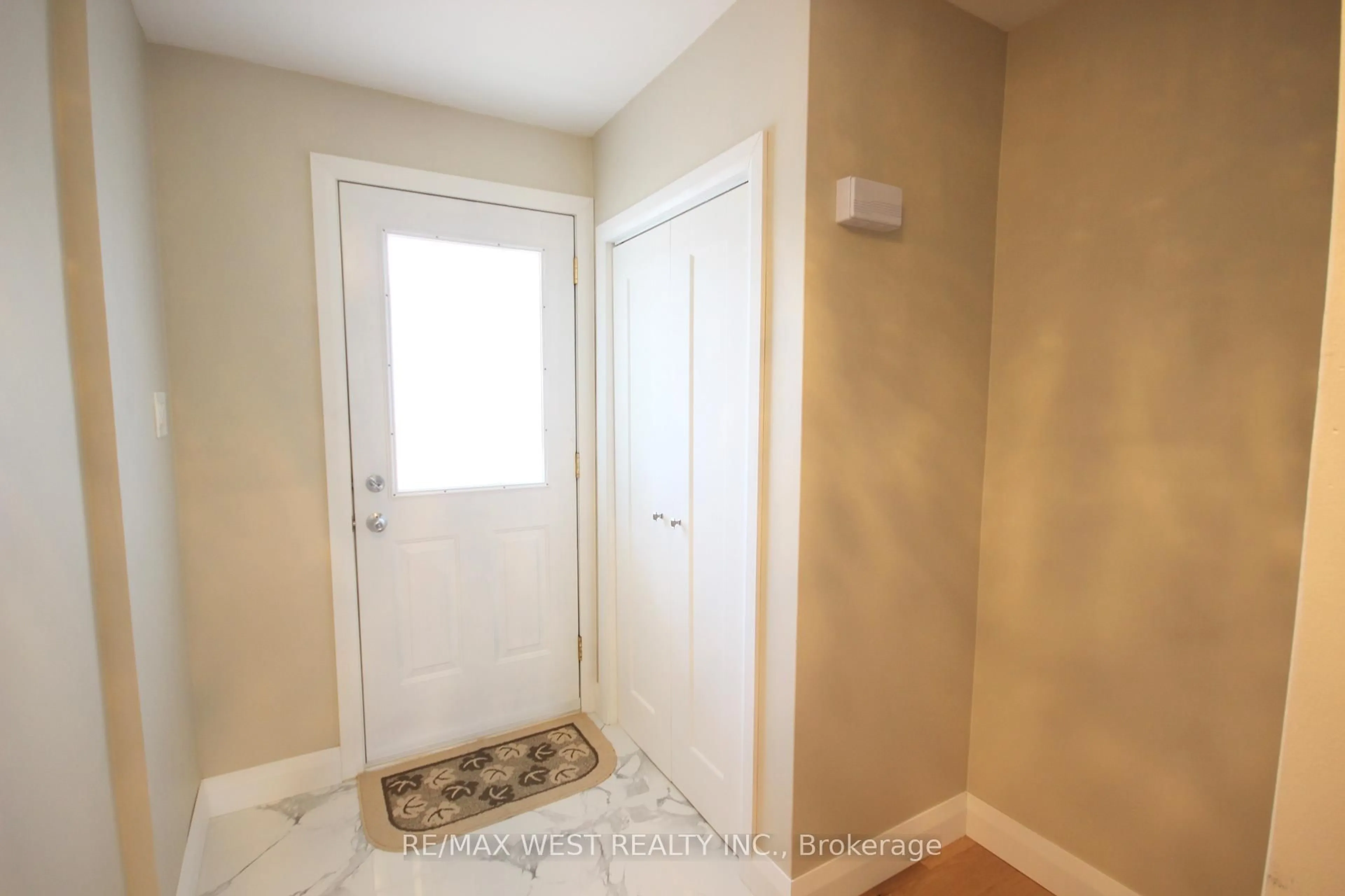 Indoor entryway for 7139 Darcel Ave, Mississauga Ontario L4T 2X1