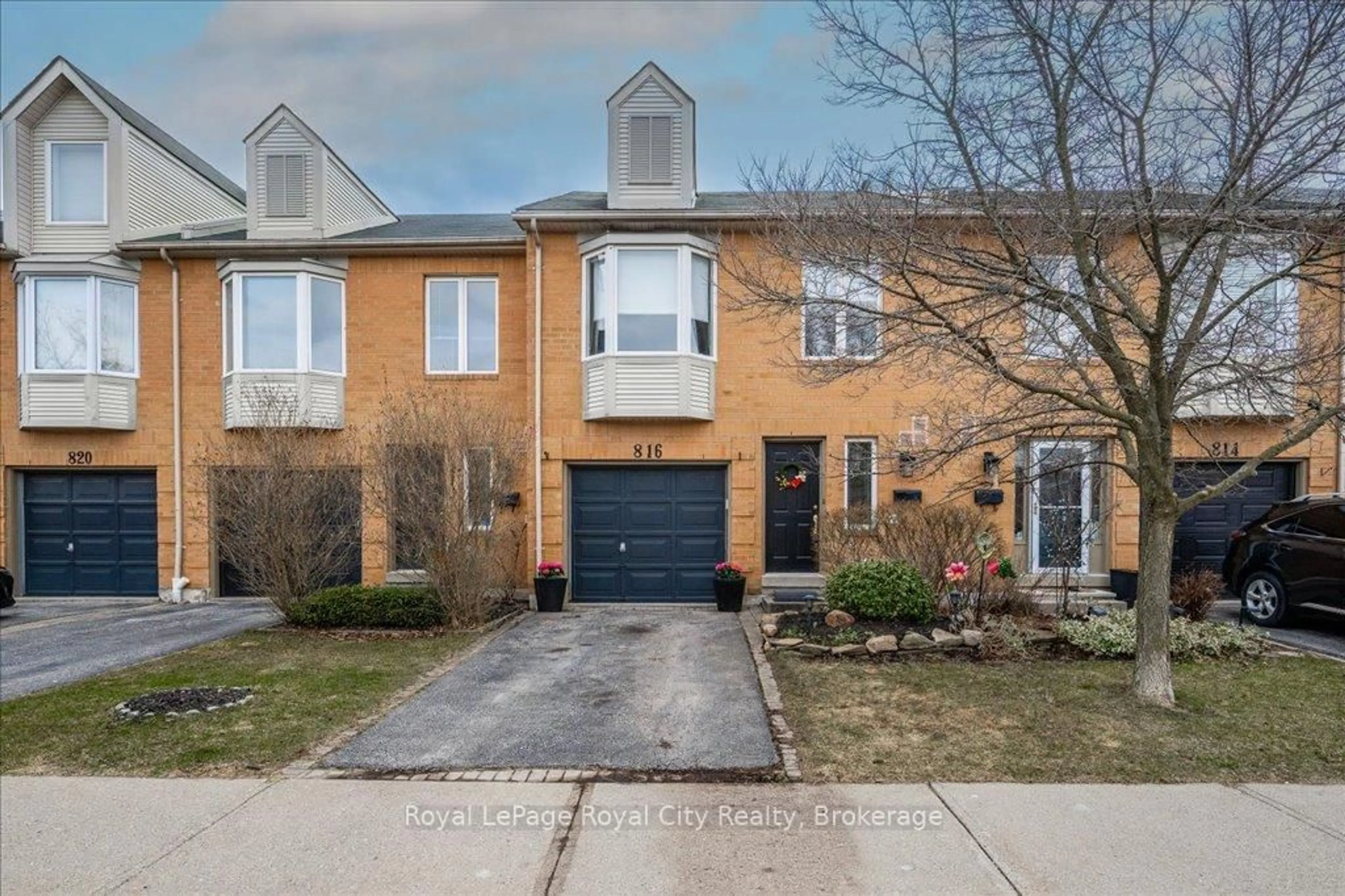 Home with brick exterior material, street for 816 Village Green Blvd, Mississauga Ontario L5E 3H8