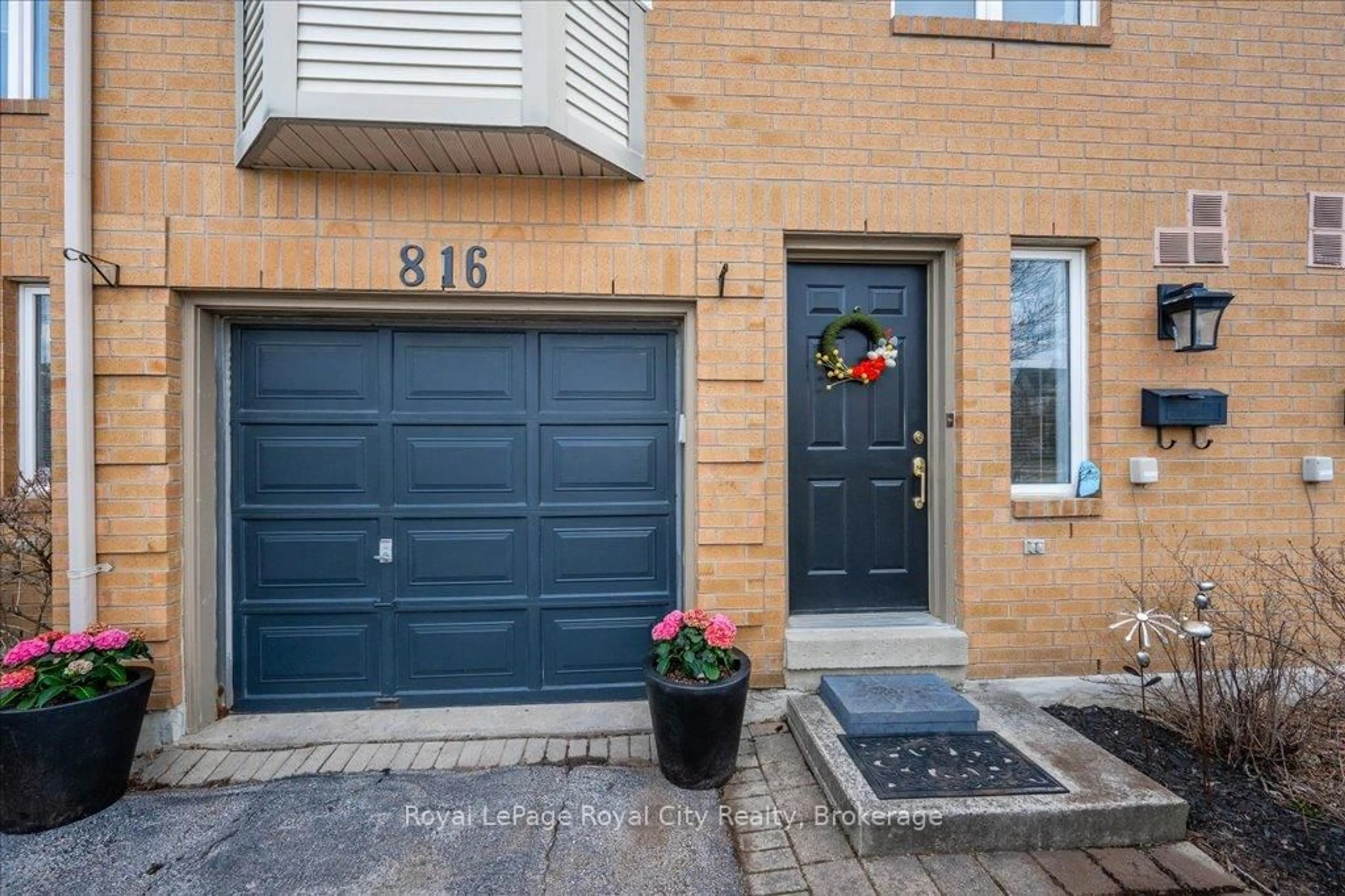 Indoor entryway for 816 Village Green Blvd, Mississauga Ontario L5E 3H8