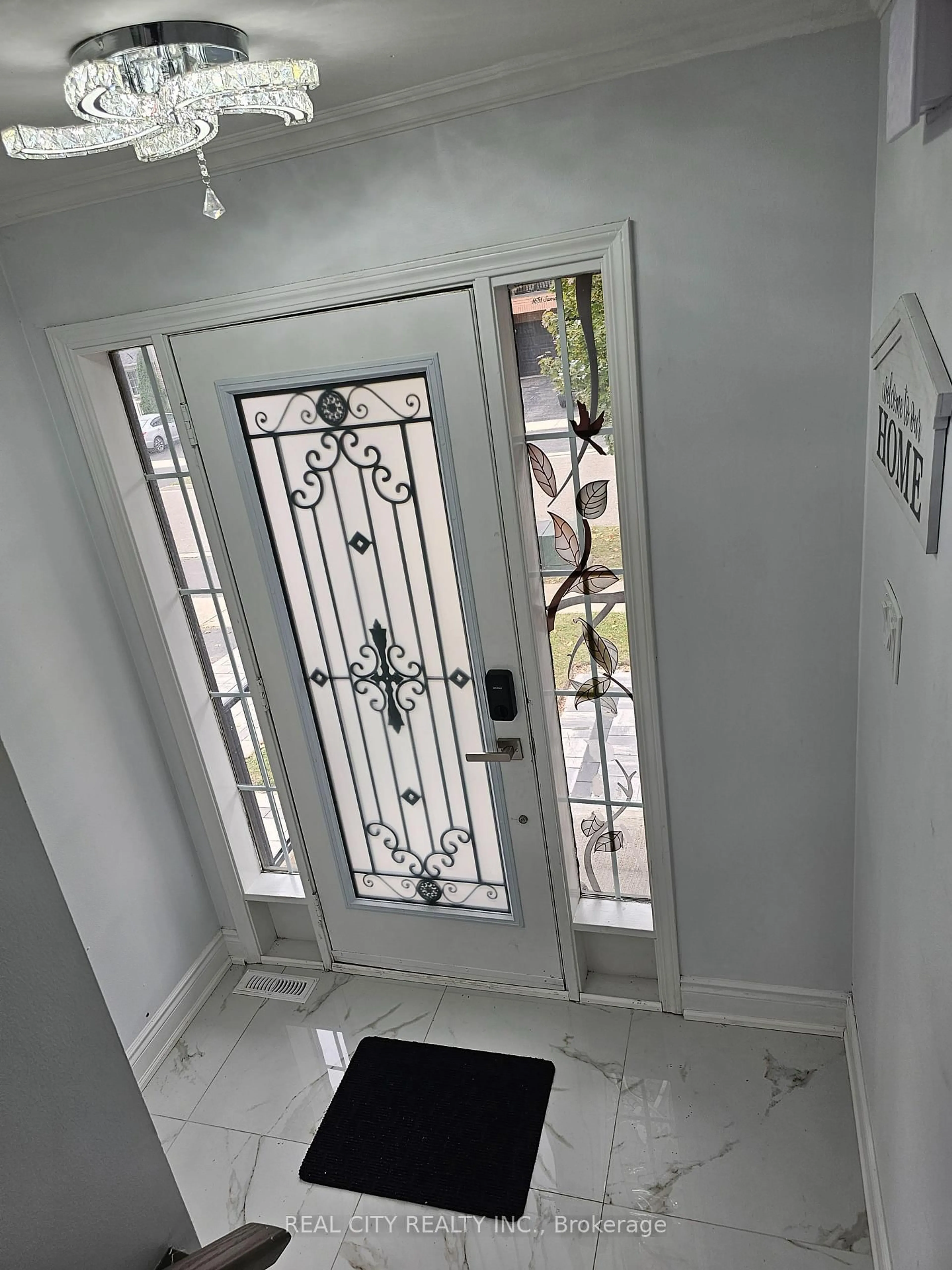 Indoor entryway for 1680 Samuelson Circ, Mississauga Ontario L5N 7Z7