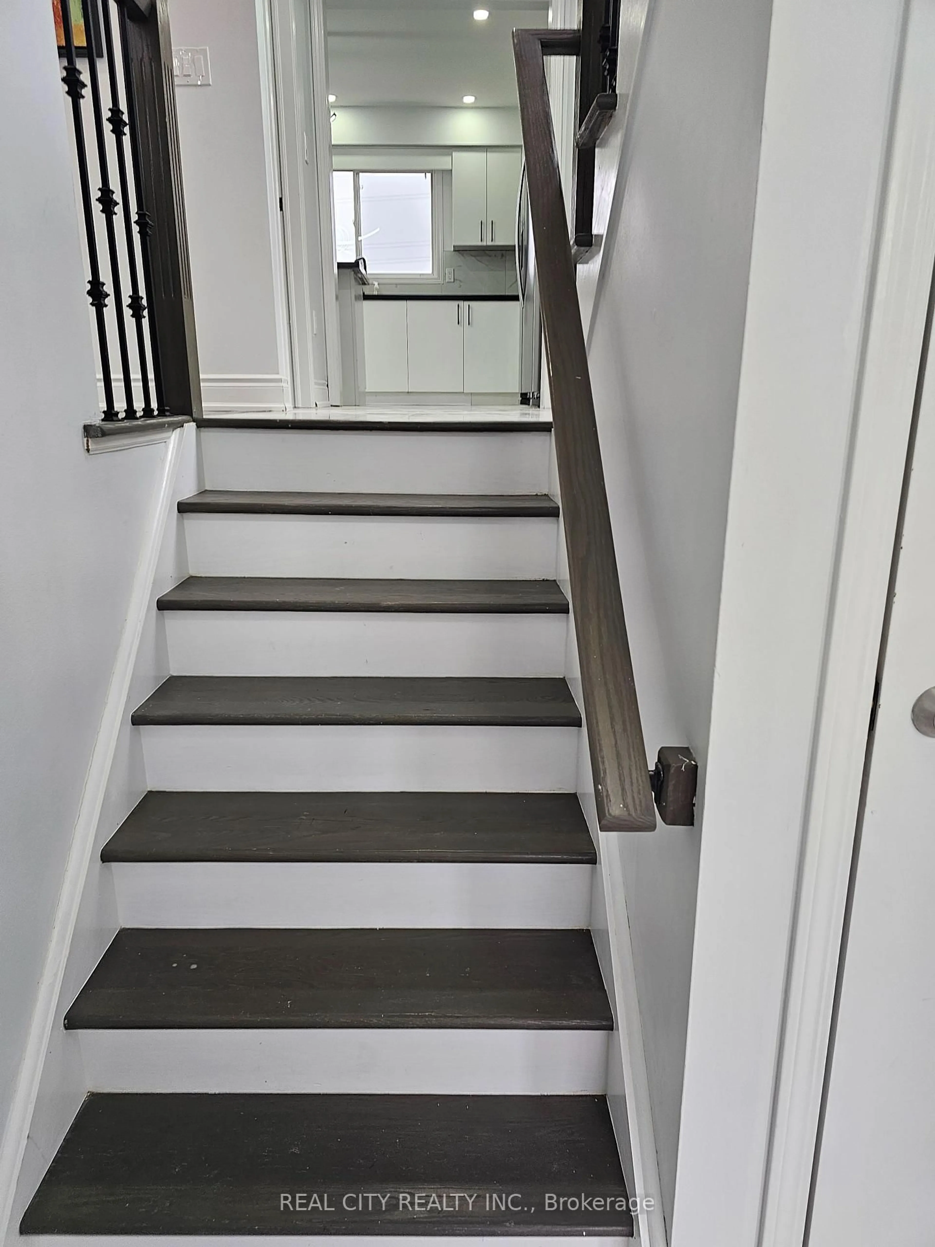 Stairs for 1680 Samuelson Circ, Mississauga Ontario L5N 7Z7