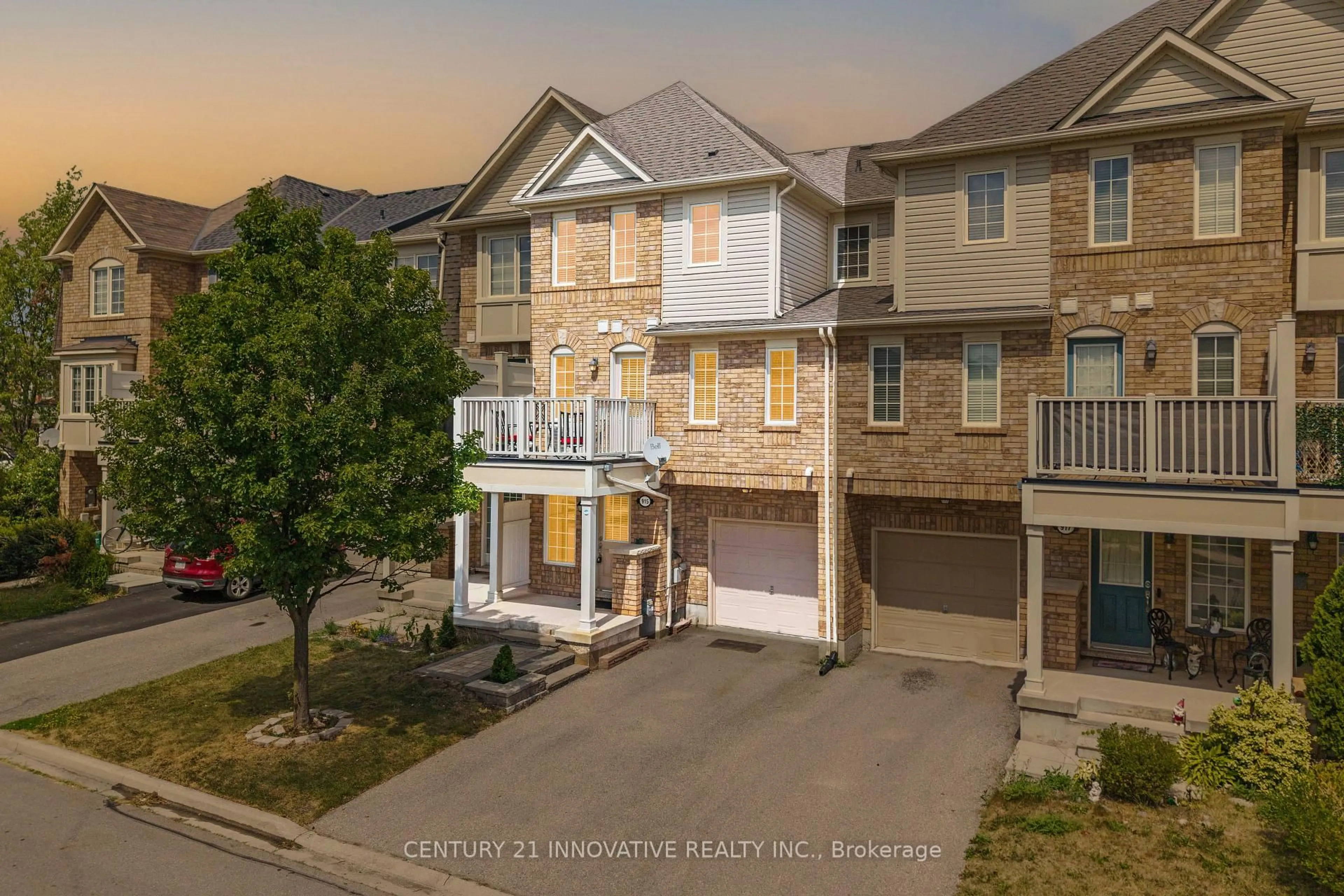 A pic from outside/outdoor area/front of a property/back of a property/a pic from drone, street for 915 Hasselfeldt Hts, Milton Ontario L9T 0M4
