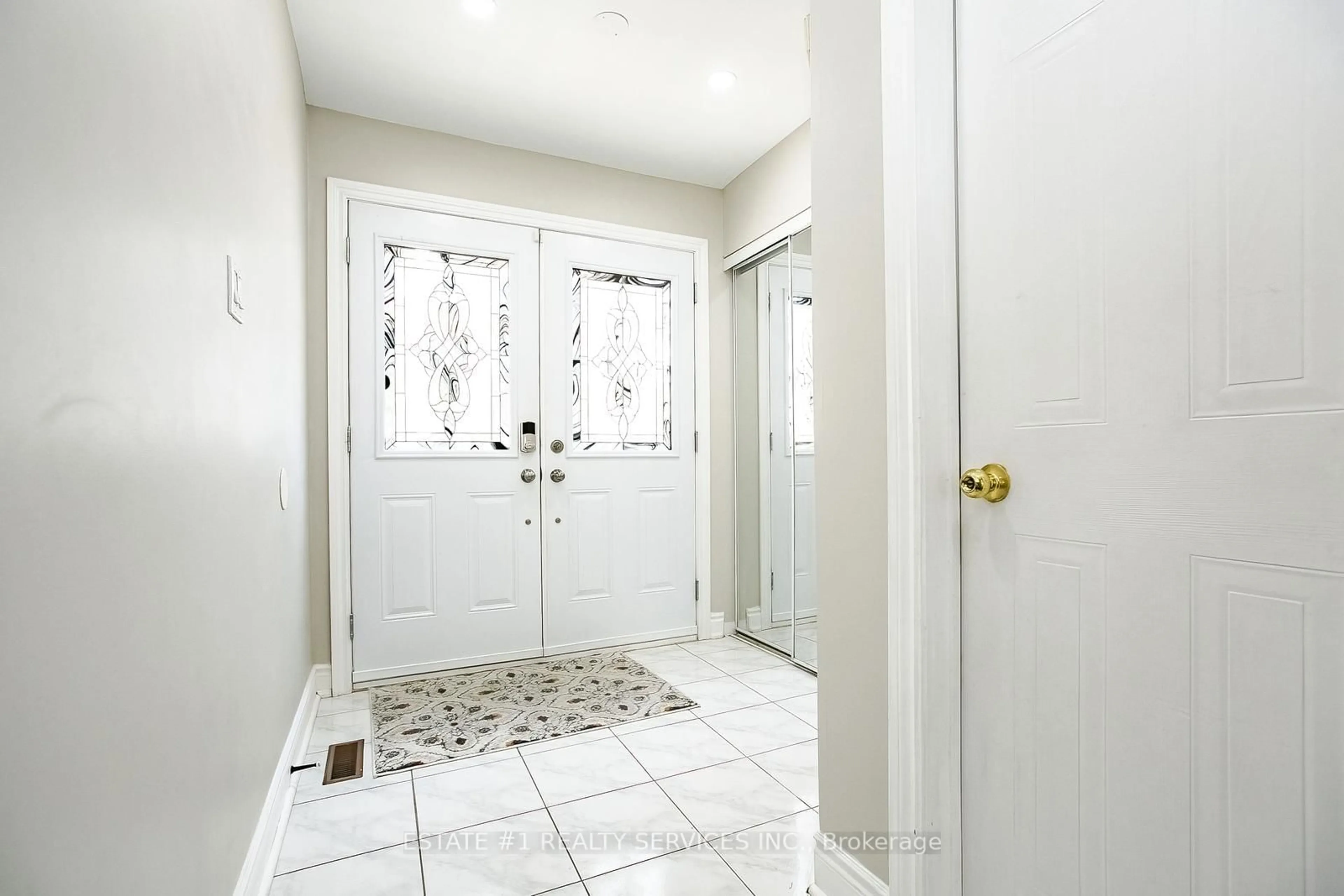 Indoor entryway for 117 Richwood Cres, Brampton Ontario L6X 4N3