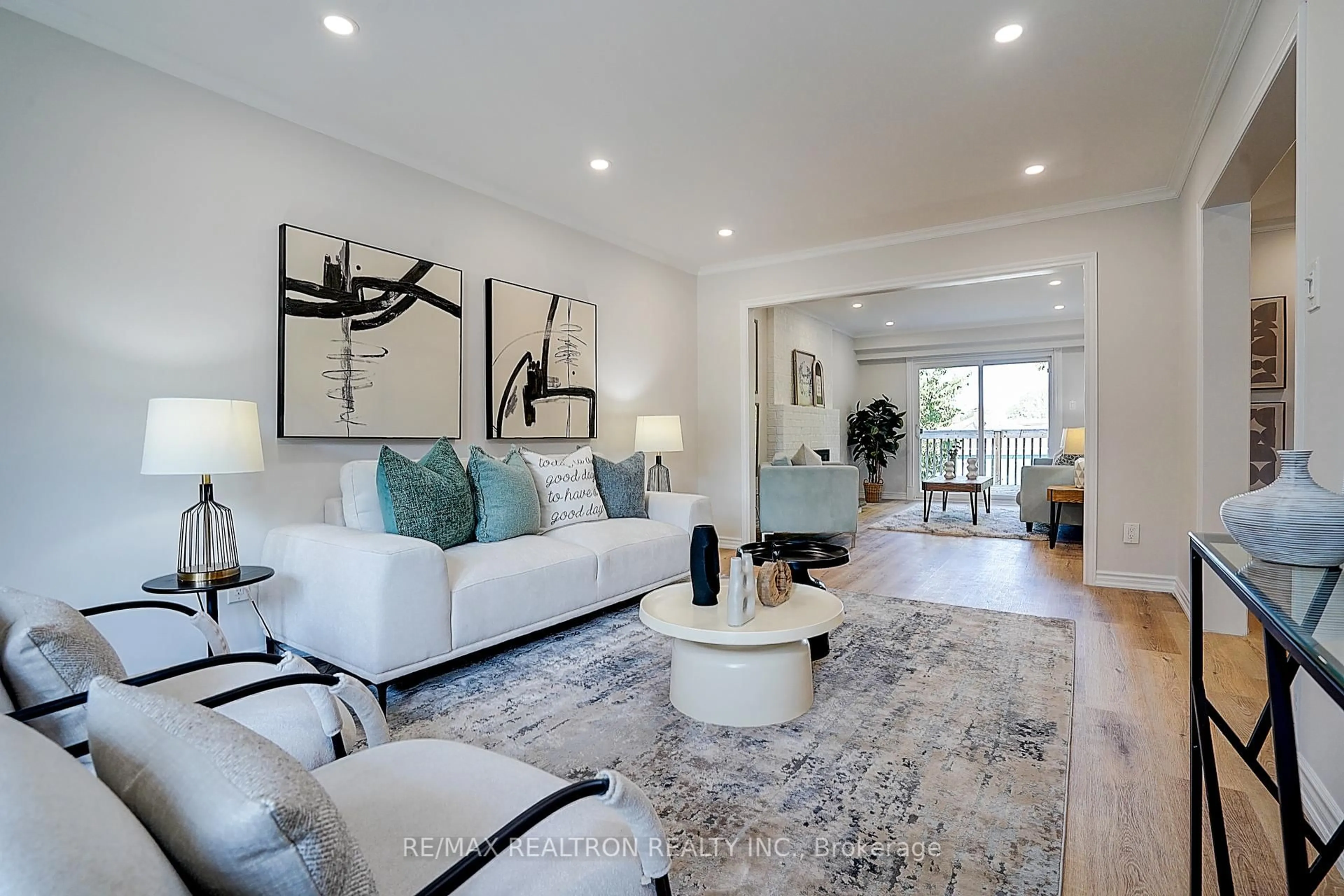 Living room with furniture, unknown for 3031 Redstart Dr, Mississauga Ontario L5L 2N1