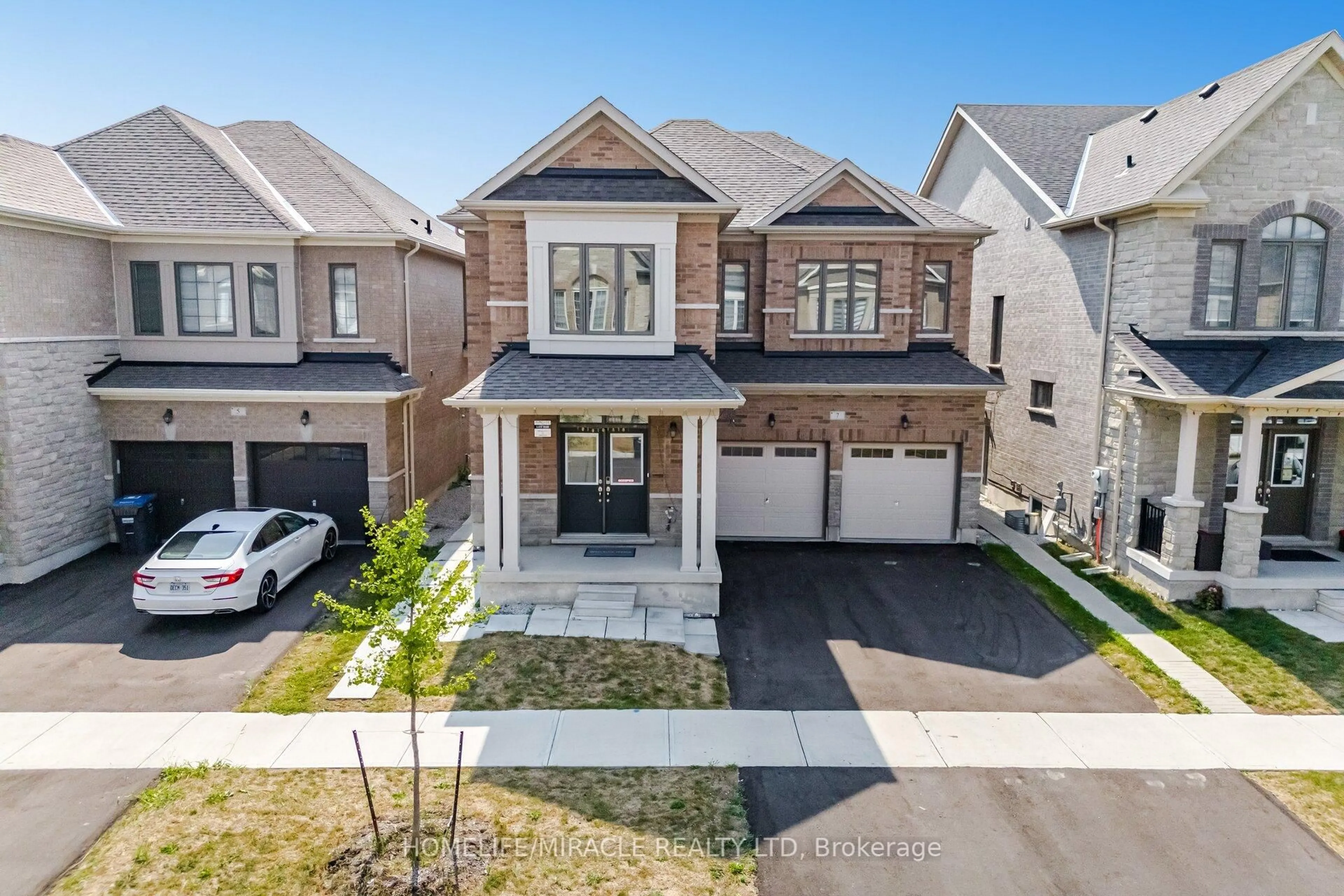 A pic from outside/outdoor area/front of a property/back of a property/a pic from drone, street for 7 Aldenham St, Brampton Ontario L6X 5S2