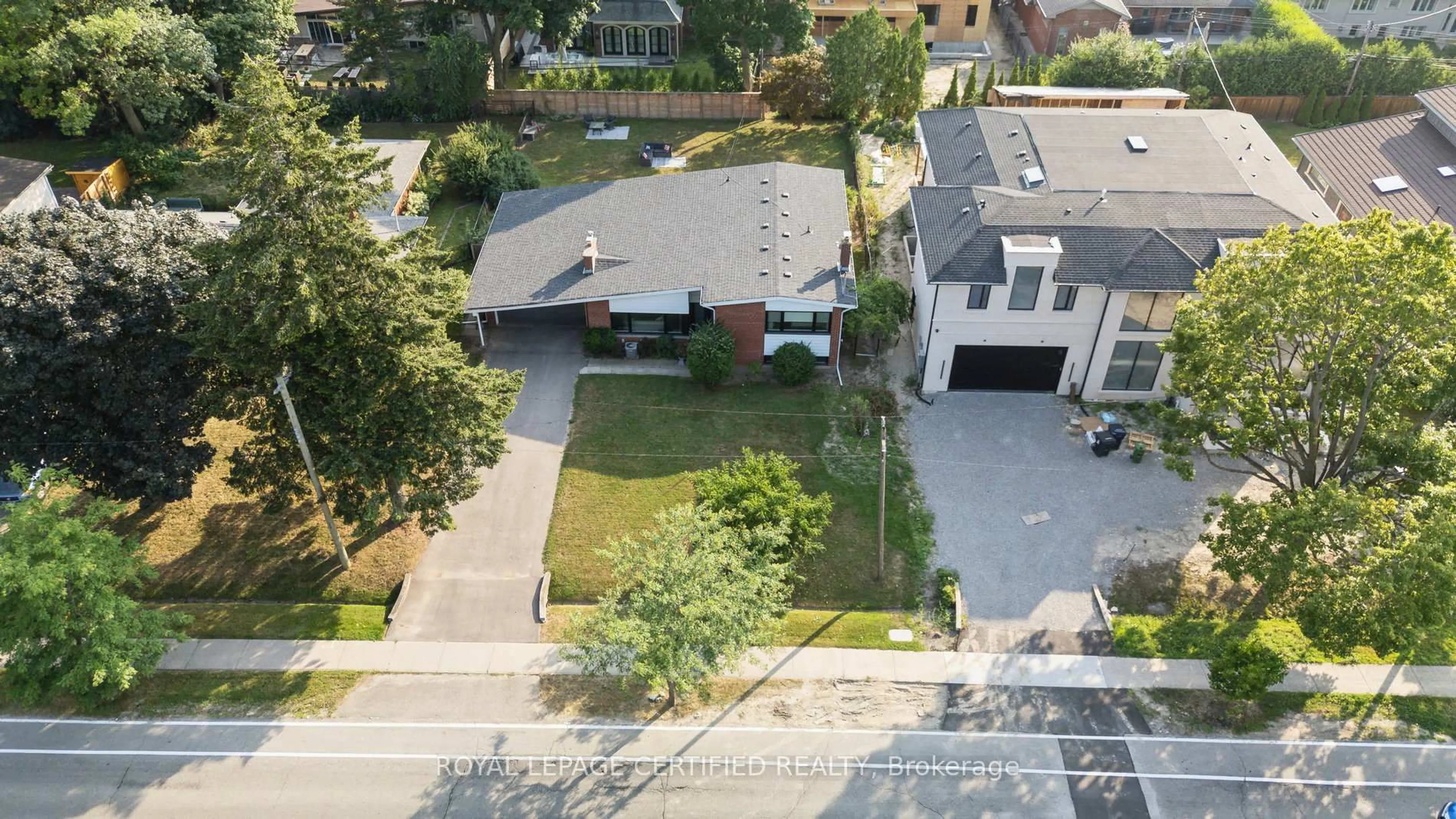 A pic from outside/outdoor area/front of a property/back of a property/a pic from drone, street for 462 The Kingsway, Toronto Ontario M9A 3W4