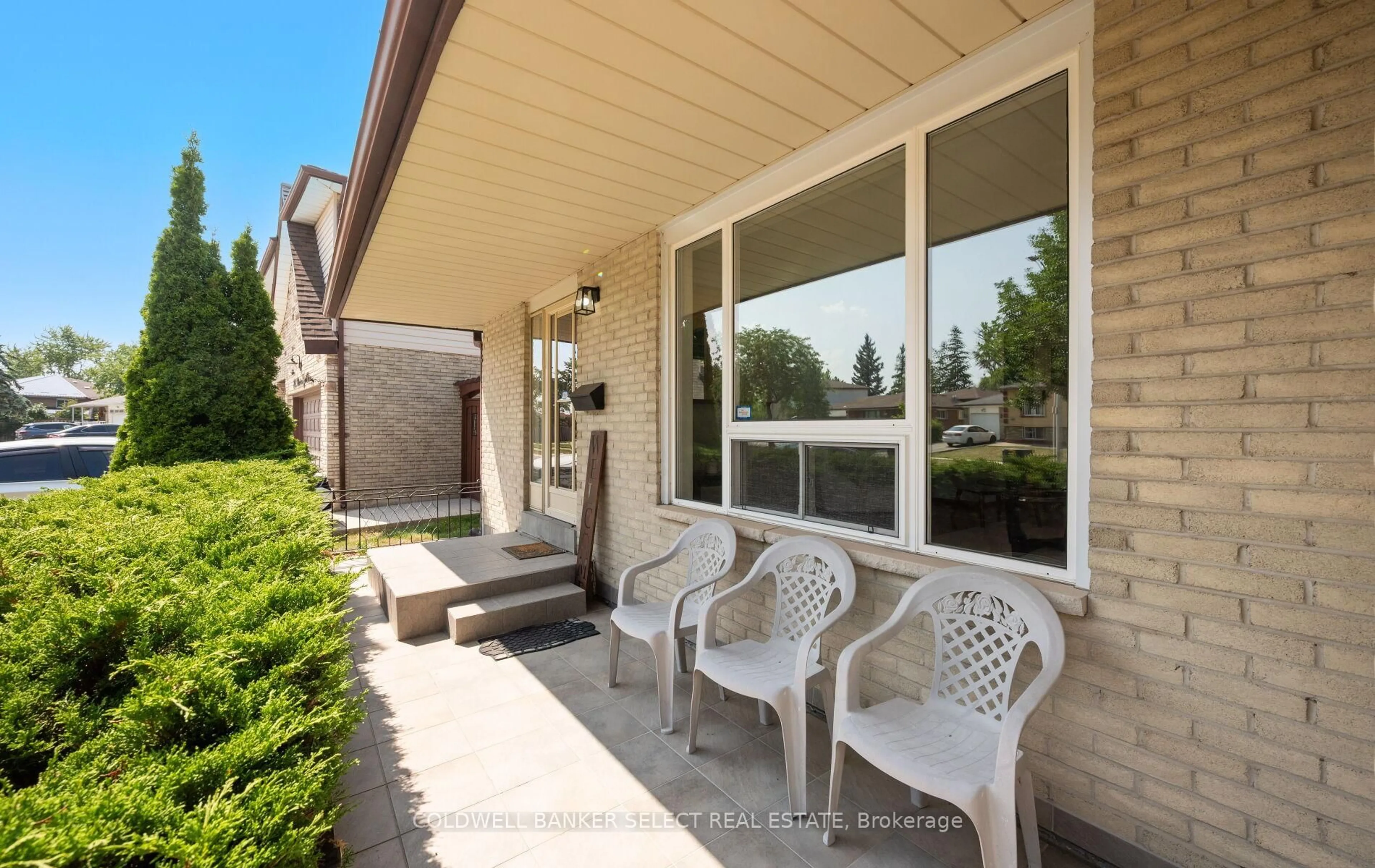 Patio, street for 3883 Brandon Gate Dr, Mississauga Ontario L4T 3N7