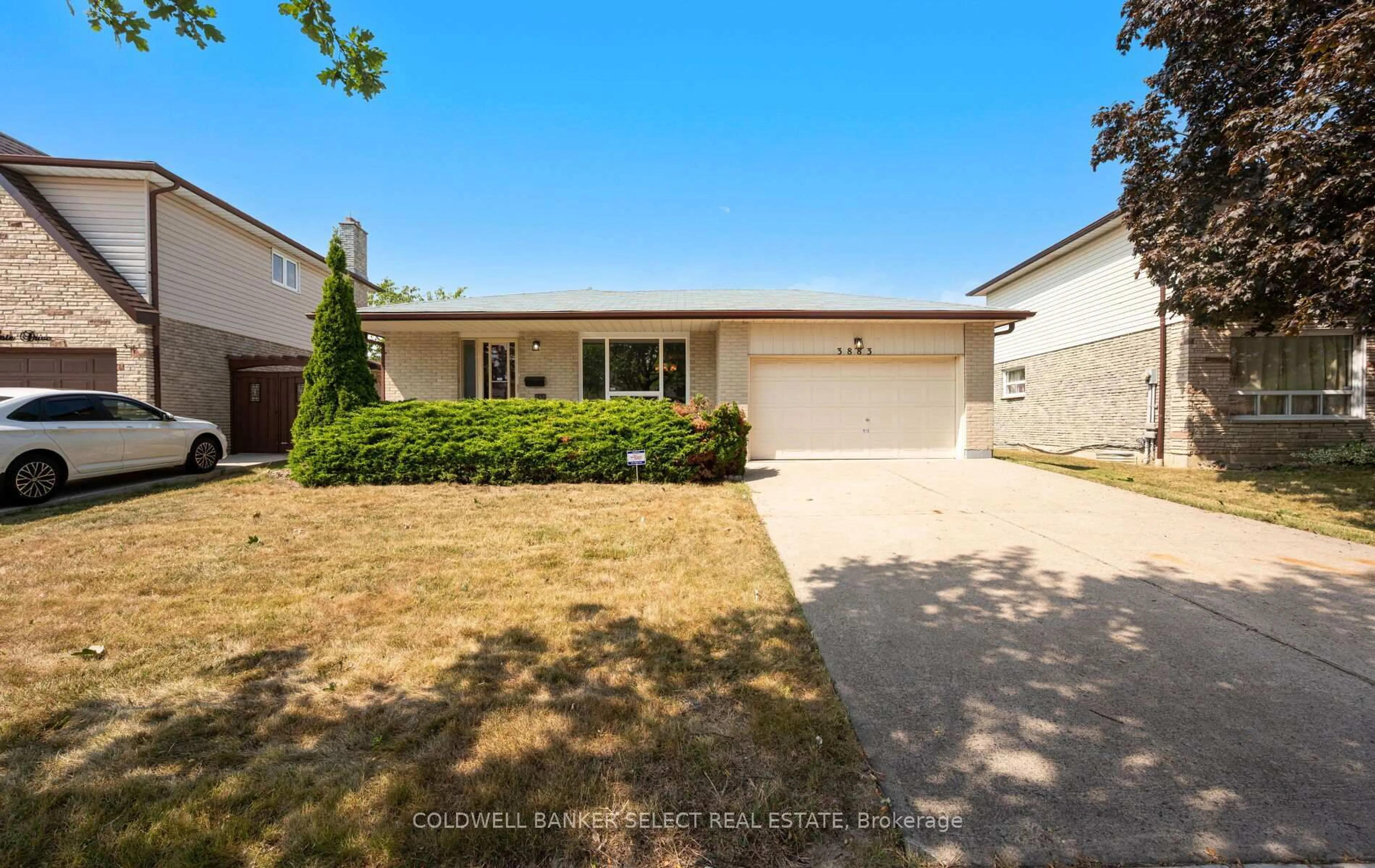 Home with vinyl exterior material, street for 3883 Brandon Gate Dr, Mississauga Ontario L4T 3N7