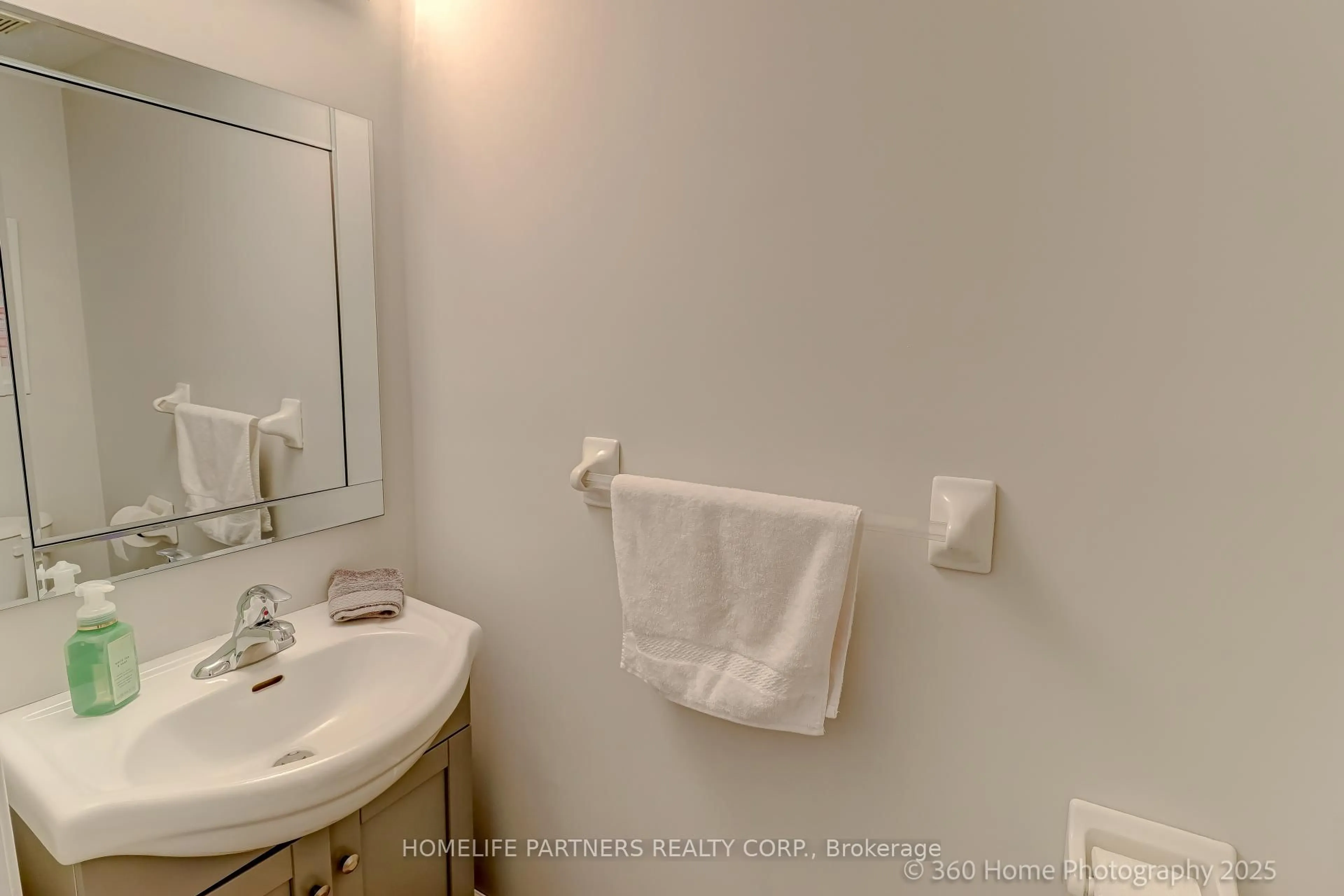 Standard bathroom, unknown for 31 Knoll Haven Circ, Caledon Ontario L7E 2V5