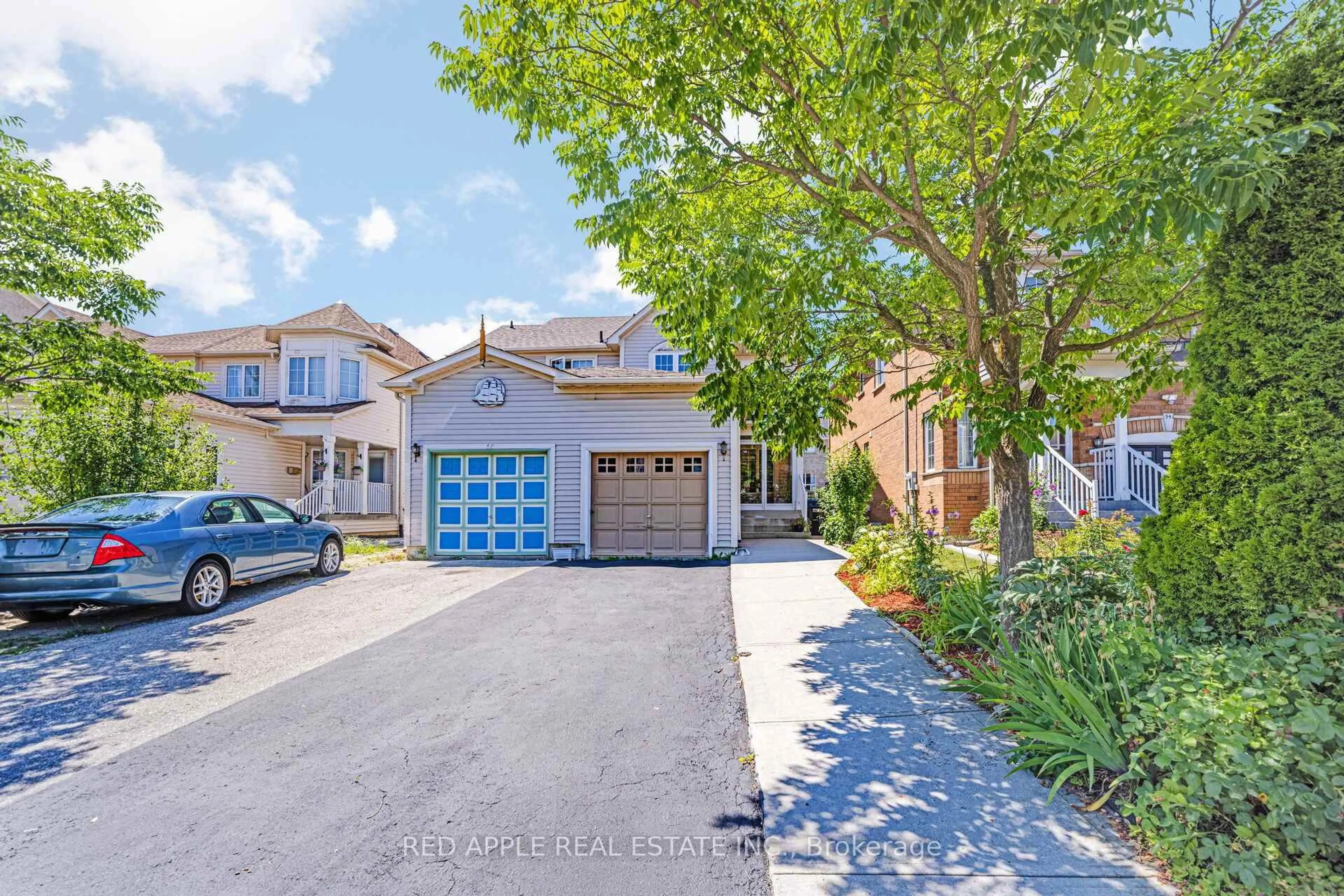 A pic from outside/outdoor area/front of a property/back of a property/a pic from drone, street for 52 Tiller Tr, Brampton Ontario L6S 4S6