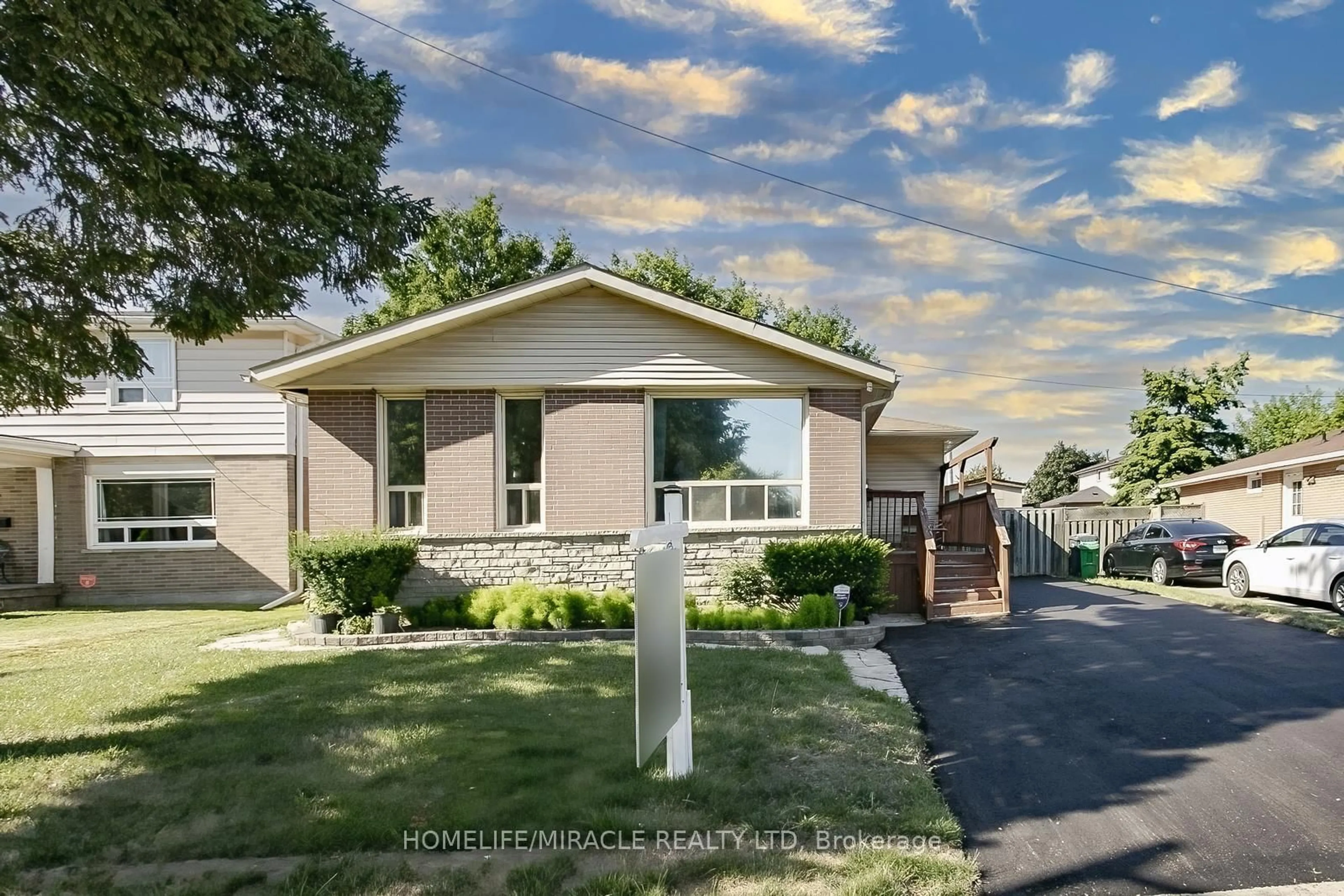 Home with vinyl exterior material, street for 46 Reigate Ave, Brampton Ontario L6V 2E3