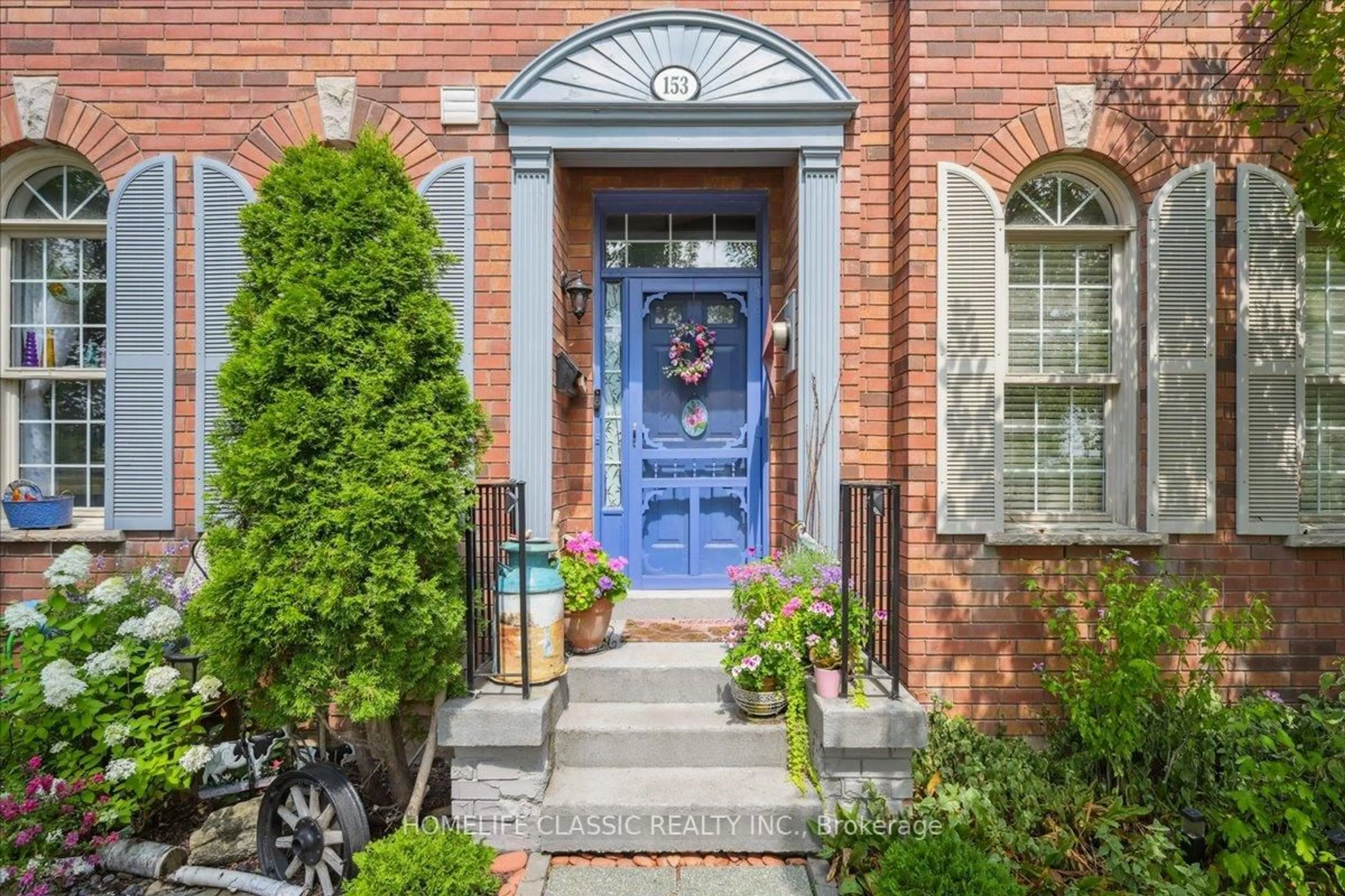 Indoor entryway for 153 Glenashton Dr, Oakville Ontario L6H 6N2