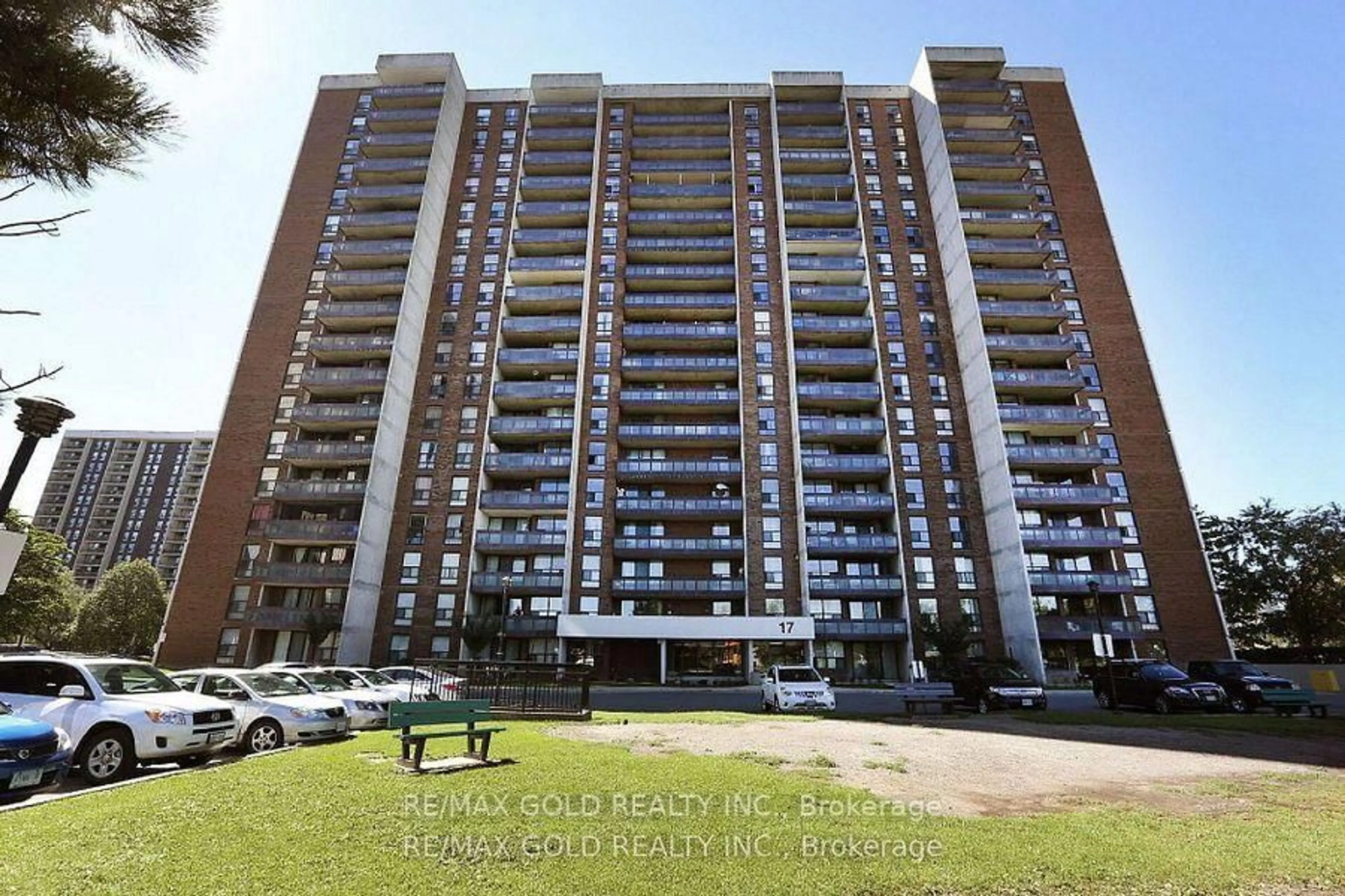 A pic from outside/outdoor area/front of a property/back of a property/a pic from drone, building for 17 Knightsbridge Rd #1010, Brampton Ontario L6T 3X9