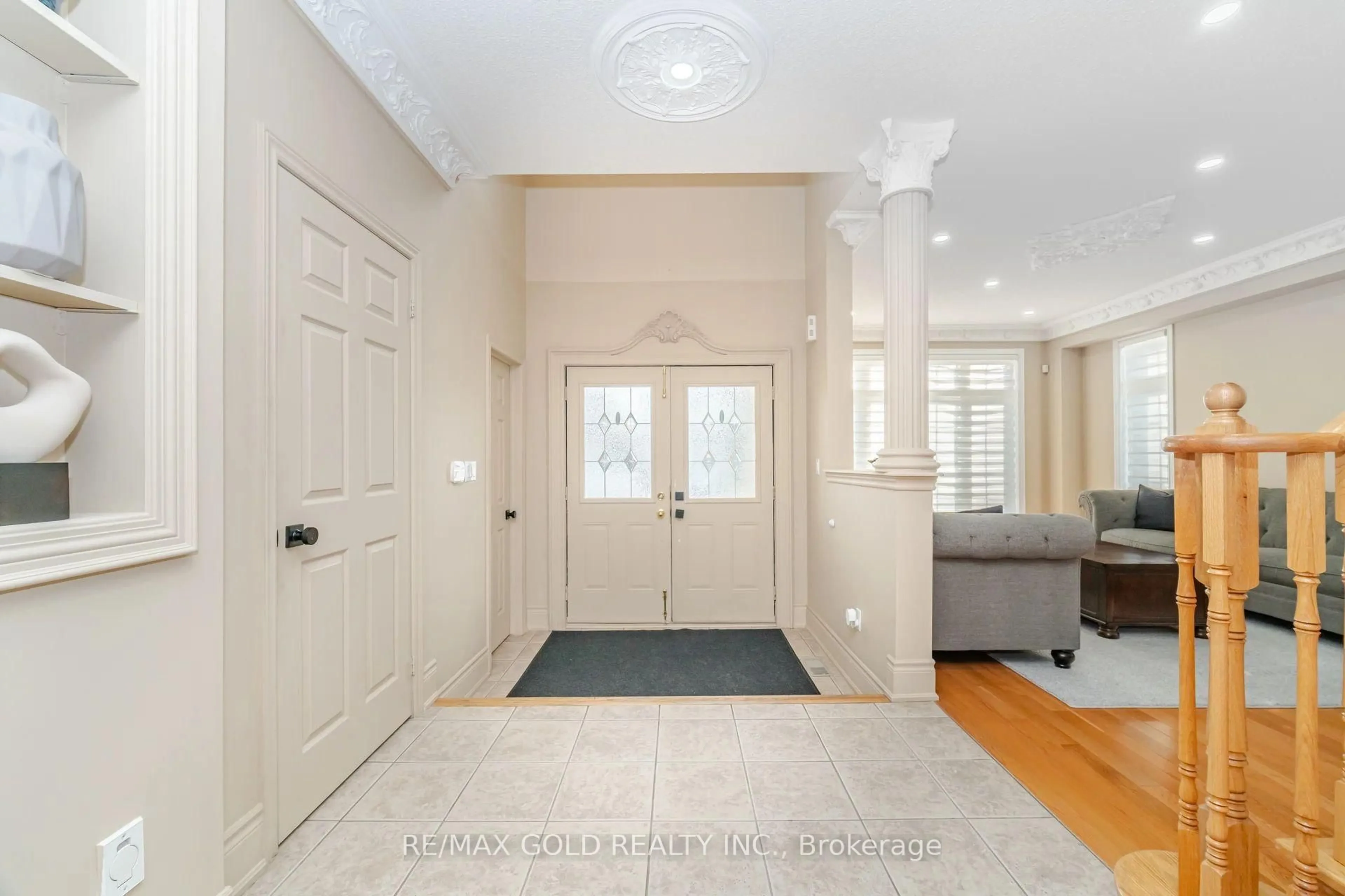Indoor entryway for 41 Leparc Rd, Brampton Ontario L6P 2W8
