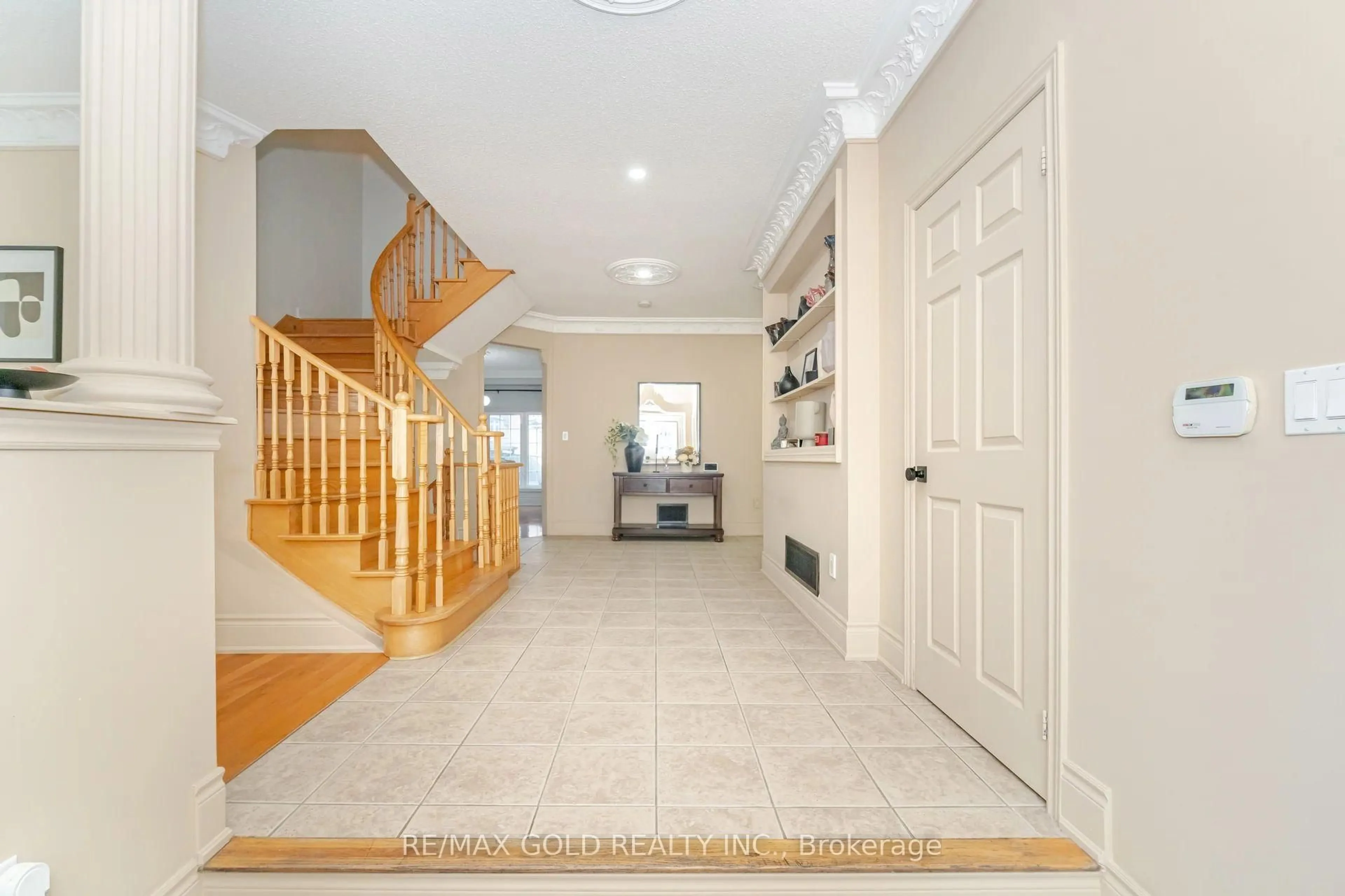 Indoor foyer for 41 Leparc Rd, Brampton Ontario L6P 2W8