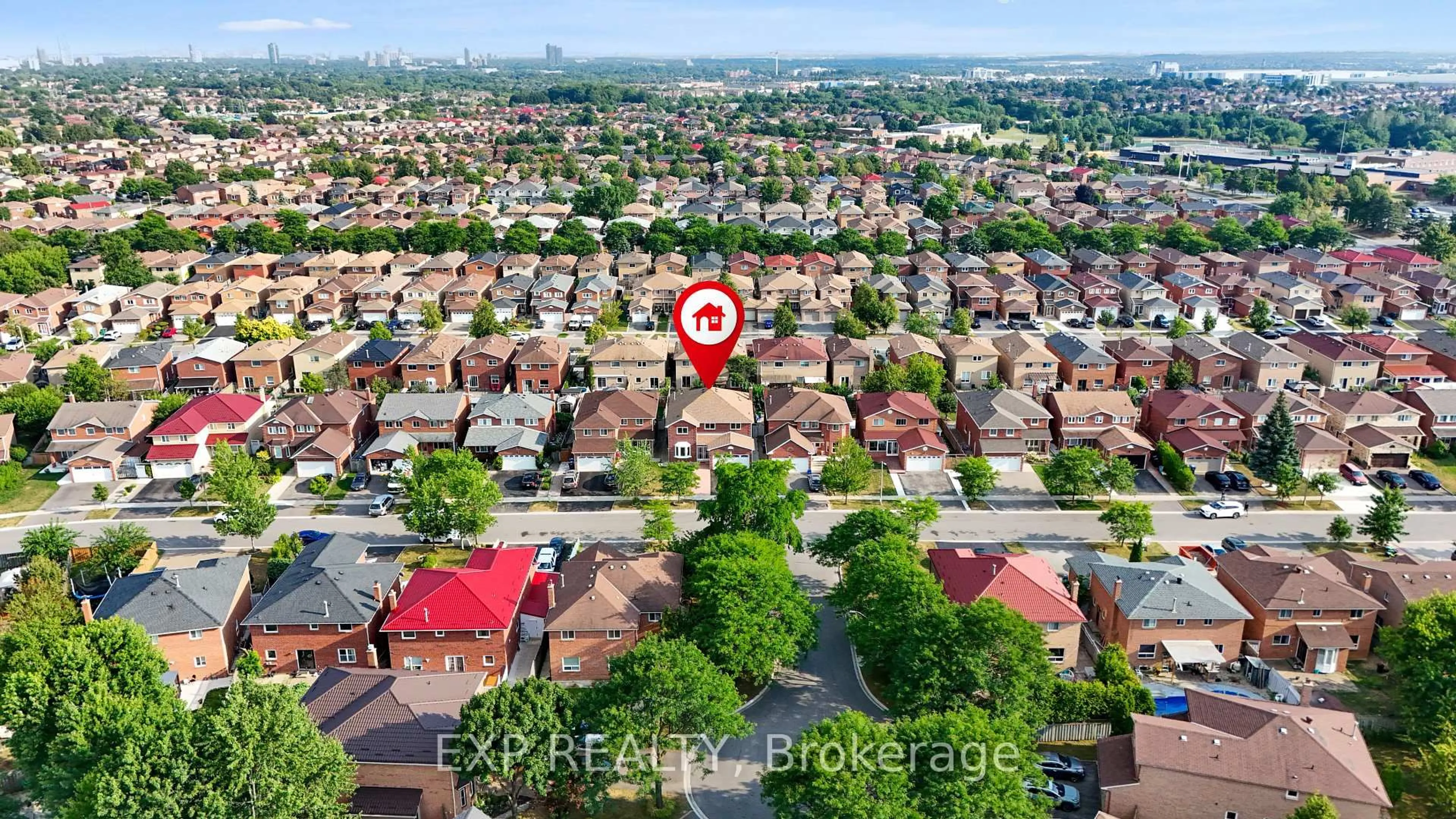 A pic from outside/outdoor area/front of a property/back of a property/a pic from drone, street for 28 Fairlight St, Brampton Ontario L6Z 3W2