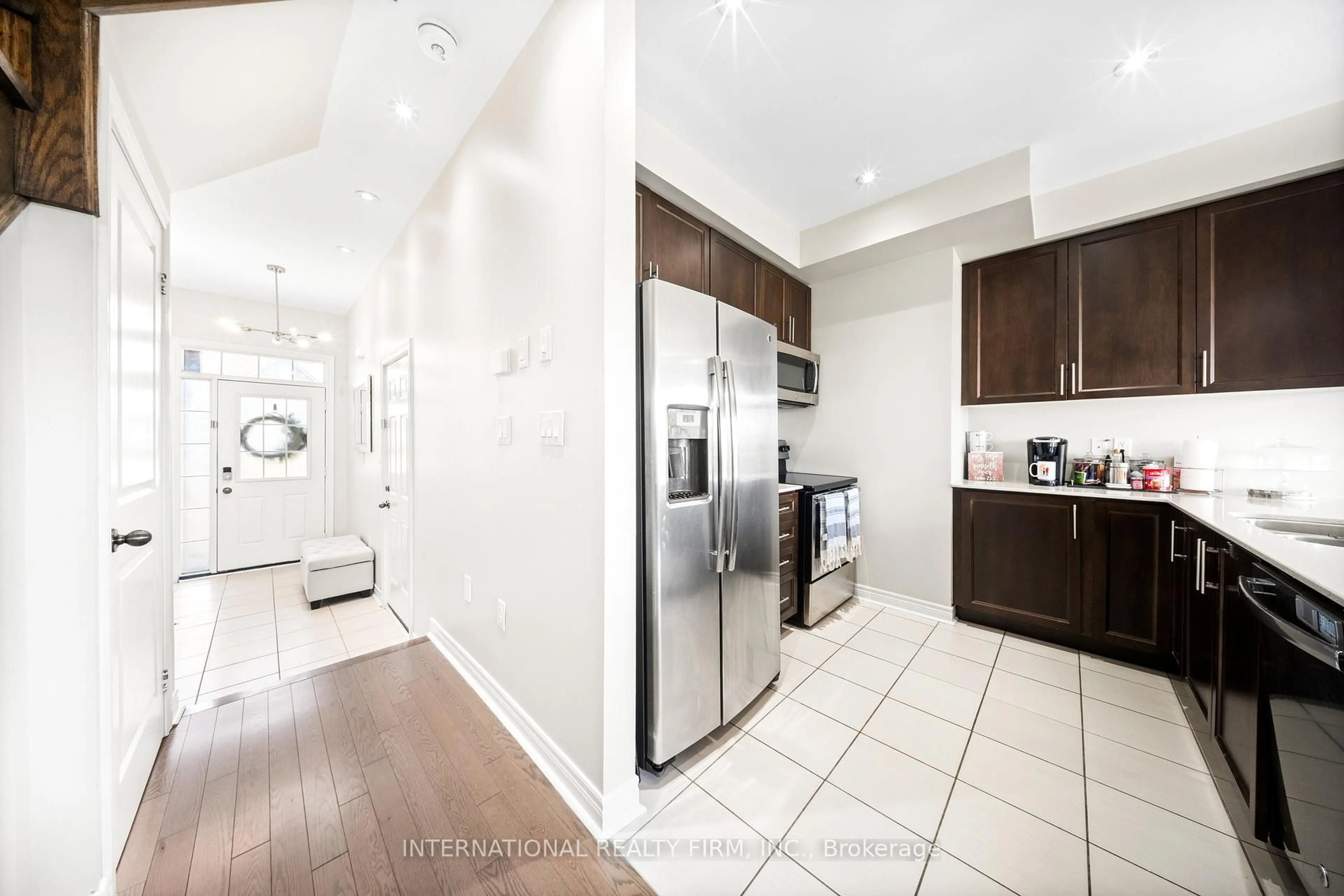 Open concept kitchen, ceramic/tile floor for 8 Hogan Manor Dr, Brampton Ontario L7A 4V4