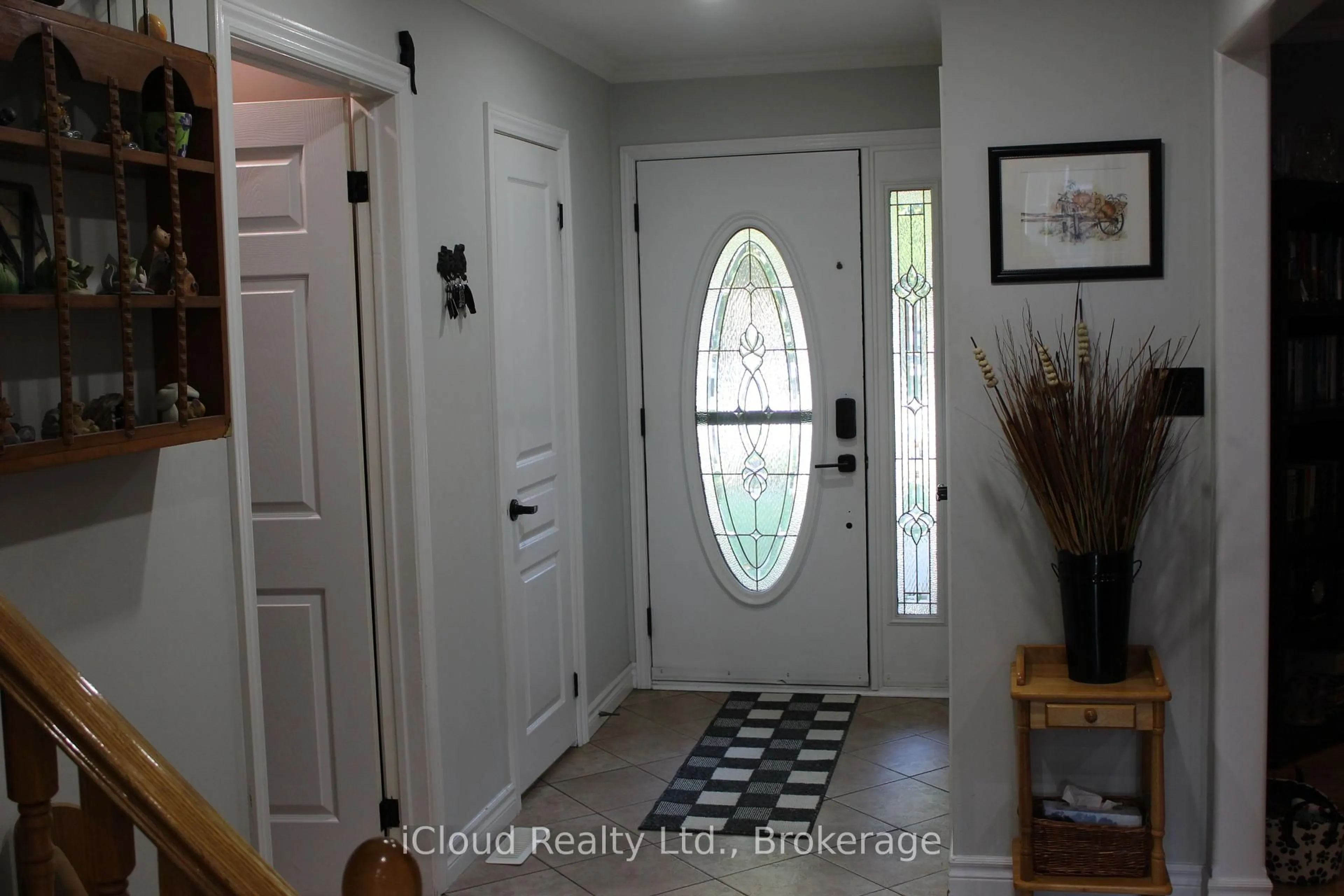 Indoor entryway for 406 Woodlawn Cres, Milton Ontario L9T 4T5