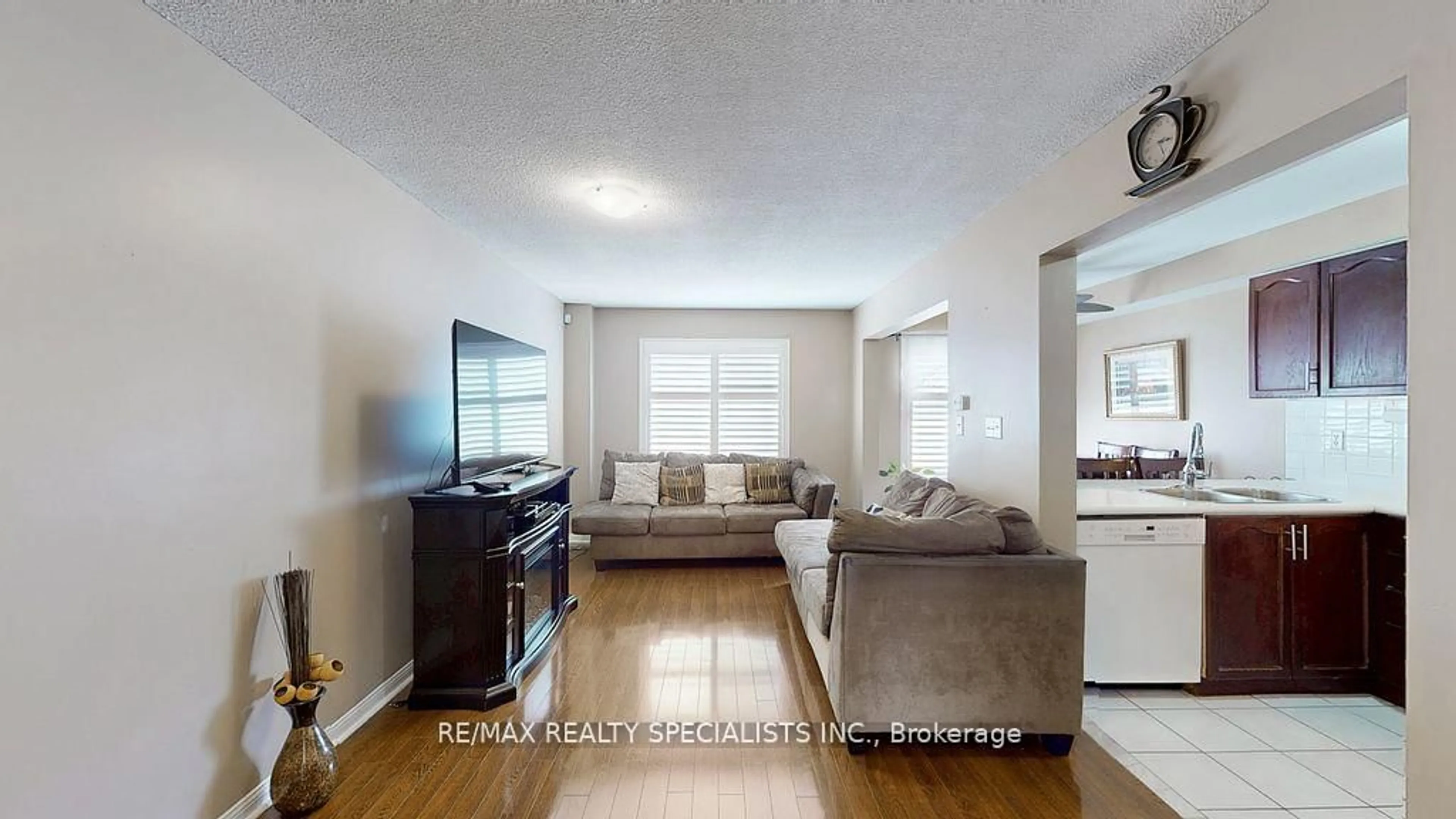 Living room with furniture, unknown for 2 Clay Brick Crt #19, Brampton Ontario L6V 4M7