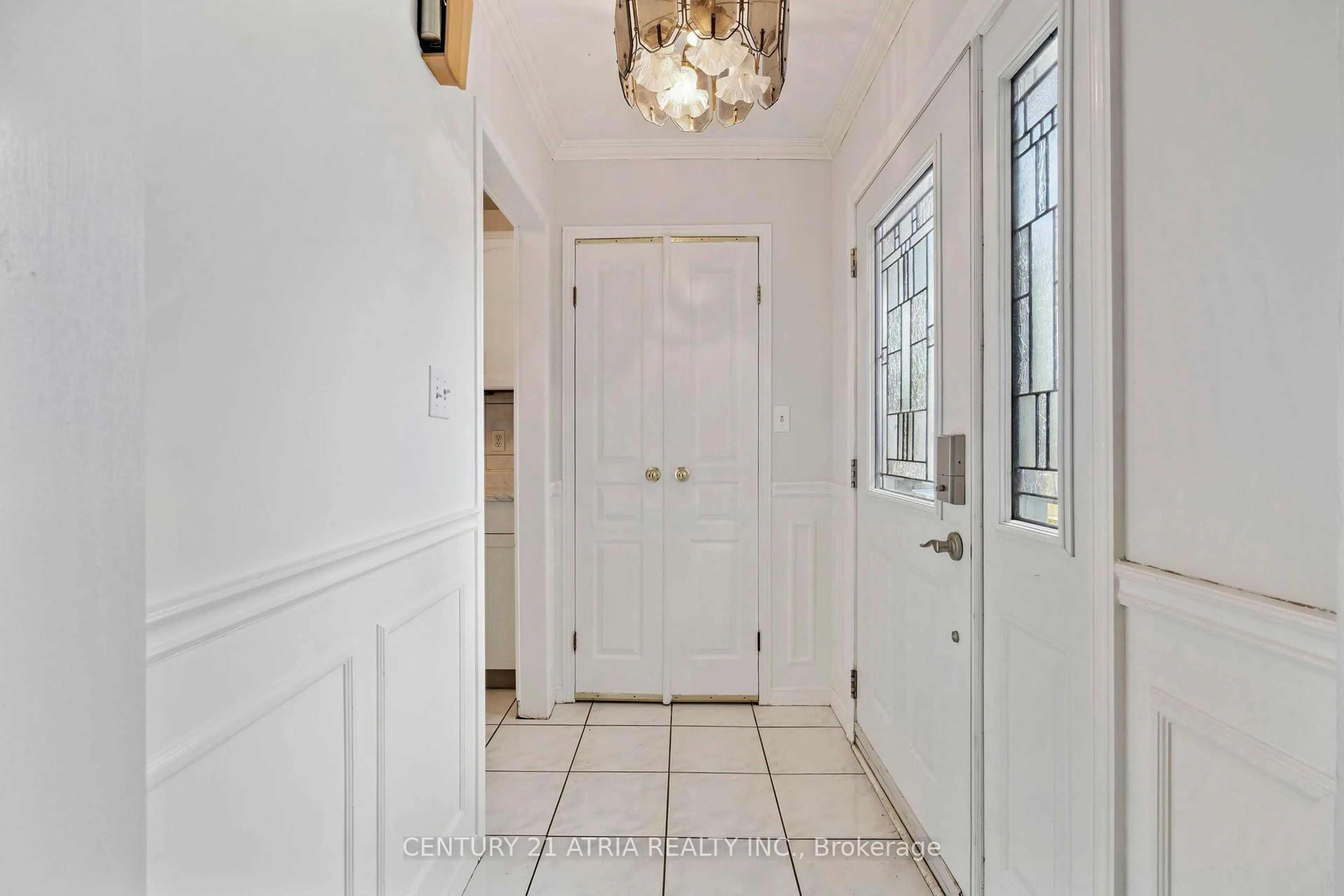 Indoor entryway for 28 Glenmore Cres, Brampton Ontario L6S 1H8