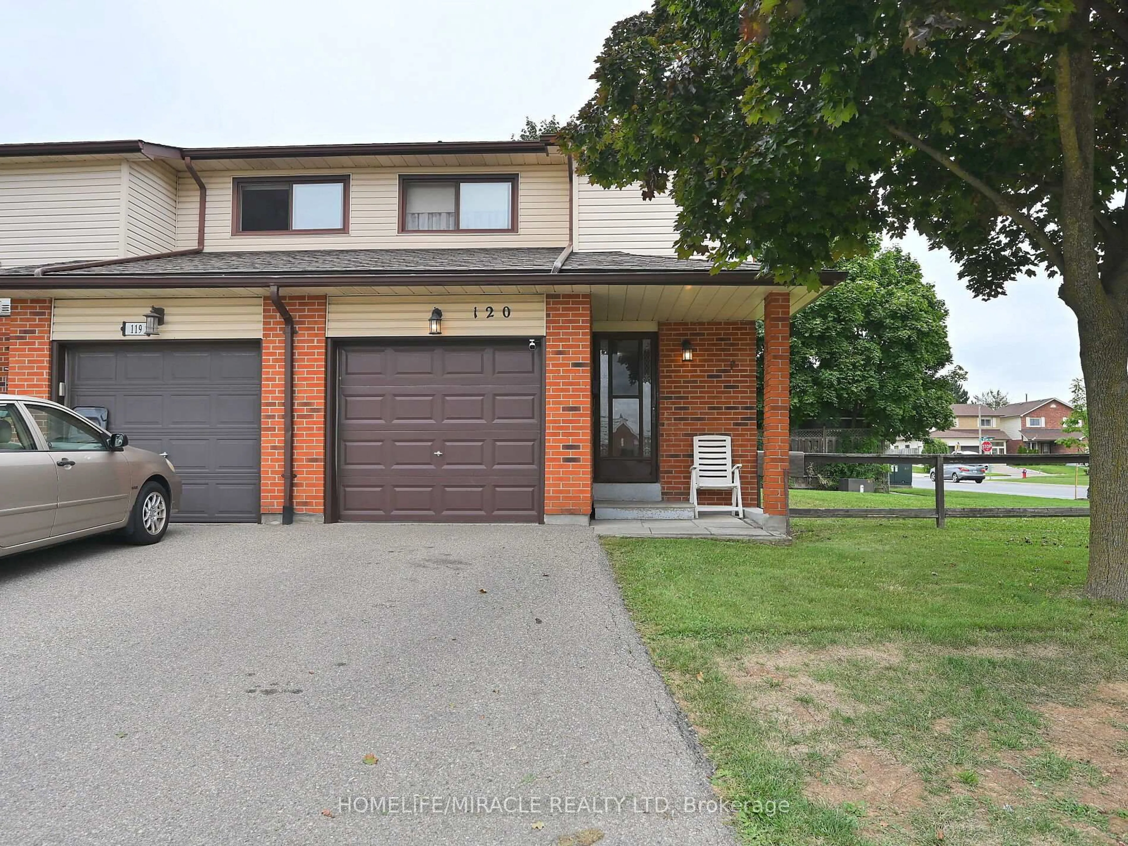 A pic from outside/outdoor area/front of a property/back of a property/a pic from drone, street for 120 Collins Cres #119, Brampton Ontario L6V 3N1